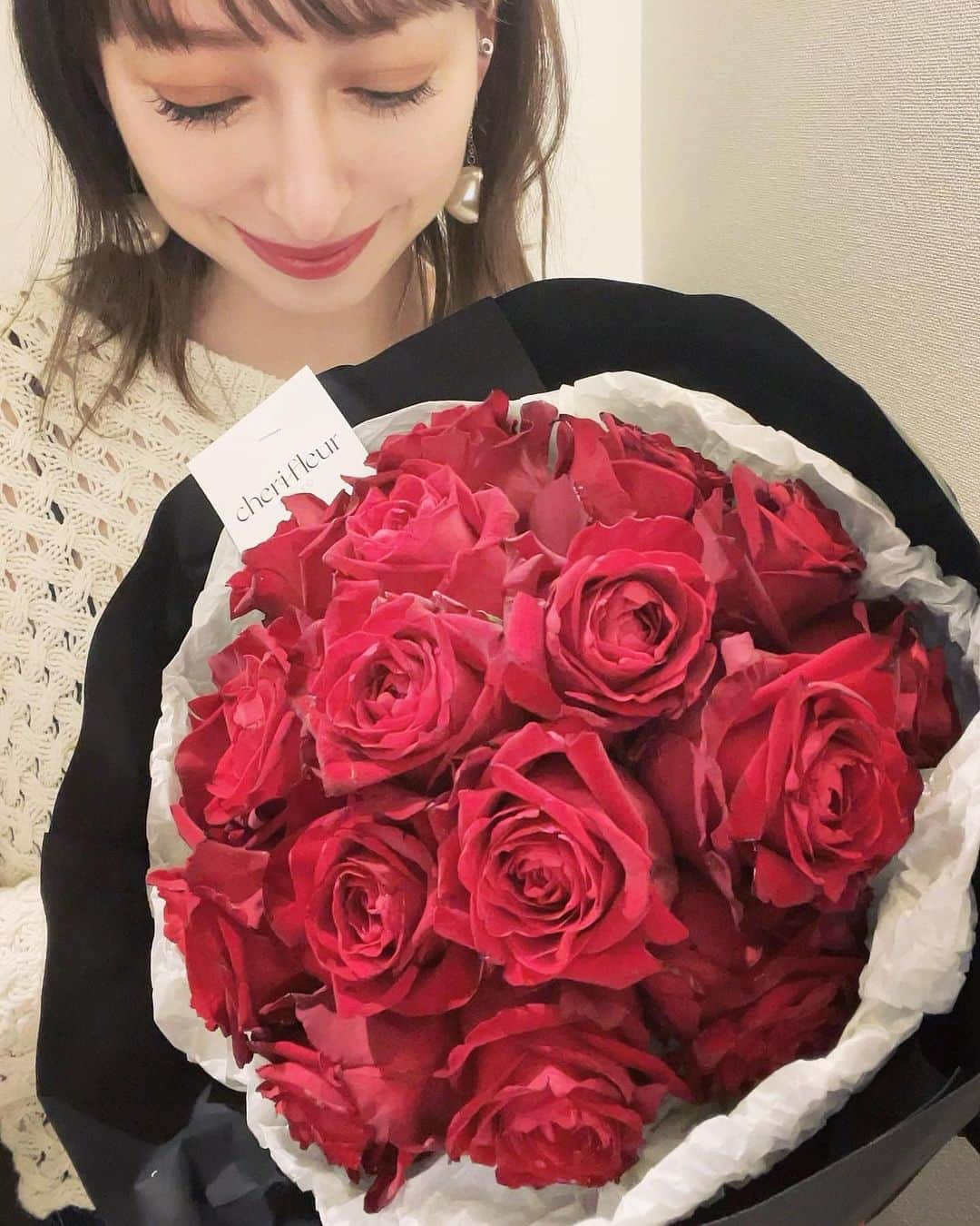 ダーブロウ有紗さんのインスタグラム写真 - (ダーブロウ有紗Instagram)「新しく💐屋さんを始めたお友達から、お誕生日にと素敵すぎる薔薇のブーケを頂いたよ🥹🌹 私をイメージして束ねてくれたらしい😍 うちの黒い壁とも相性バッチリだし、韓国風ラッピングもおしゃれでめっちゃ可愛い💐🖤 薔薇に合わせて久々に赤リップも塗ってみた💄  LINEでオーダーできるお手軽さ、今どきの韓国風ラッピング、贈り物として絶対喜ばれる事間違いない♡  ぜひチェックしてみてください✨ @cherifleur_」4月23日 18時46分 - alisadurbrow