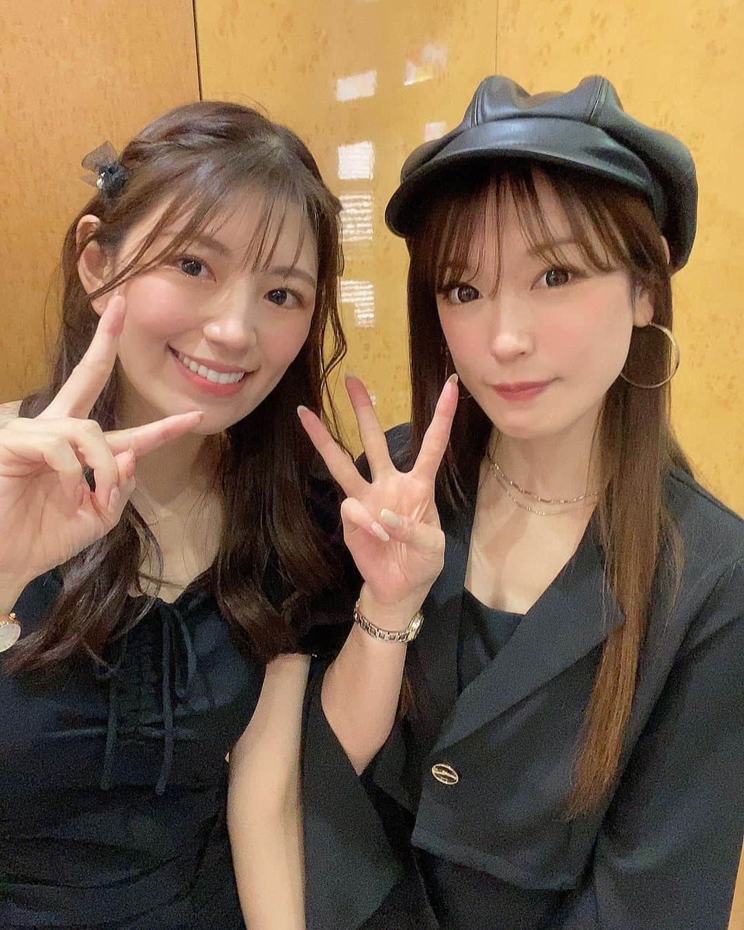 のインスタグラム：「スーパードーム桃山店のイメージガール 穂波はるです🍑  昨日はみきてぃさんとのW来店で ポスター撮影で着ていた黒衣装合わせでした🖤」