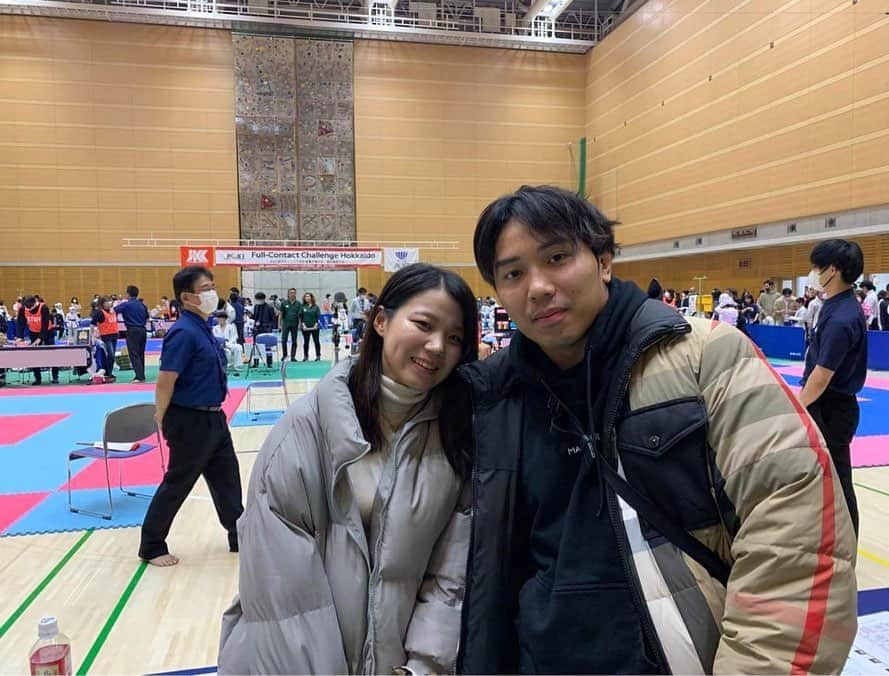 和田静里奈のインスタグラム：「地元ではないけど、地元に帰ってきた気持ちになり、また1から心を入れ替えて頑張ろうとなりました！！  ここの体育館で勝って泣いて、負けて泣いてたのを昨日の事のように思い出しました😂  これからも私の憧れの道場です！  佐久間くんありがとございました😎」
