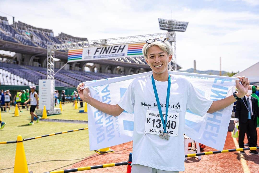 三津家貴也のインスタグラム：「. 長野マラソン無事完走できました！！ より多くの人と交流できるように今回はなんと最後尾から走らせていただきました。(関係者の方々ありがとうございます) 今までのマラソンとはまた一味違ったマラソンになり、皆さんとお話ししながら、鼓舞しながら走った42.195kmはチームプレーのような新たな楽しさを感じさせてくれました。 ほんとありがとうございました。 楽しんでる様子はぜひYouTubeをご覧ください！！ 来週は福島で郡山シティマラソン走ります。 まだまだ走りまくるぞ〜🔥 #長野マラソン #長野県 #長野市」