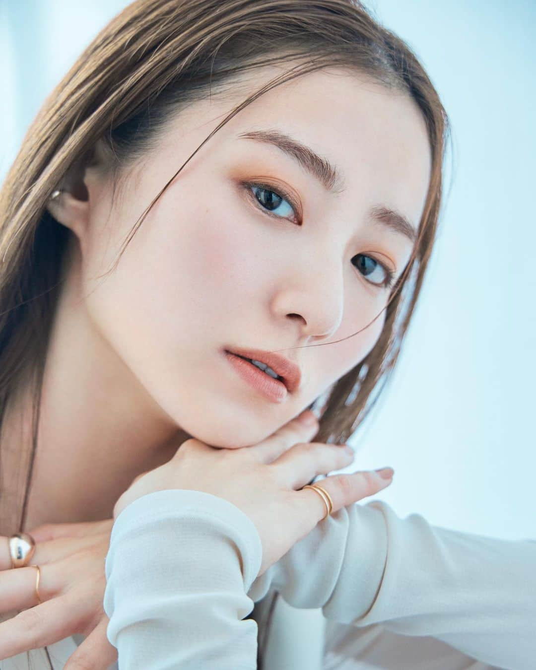 高田里穂のインスタグラム：「美的 6月号 @bitekicom  発売中 ⁡ 「2023年 夏新色カタログ」 ぜひ誌面でもご覧ください🥺💠 ⁡ ⁡ 撮影 岡本俊さん ヘアメイク KUBOKIさん 向井志臣さん 石川ユウキさん スタイリング Toriyama悦代さん ライター 松村有希子さん ⁡ #美的  #夏メイク」