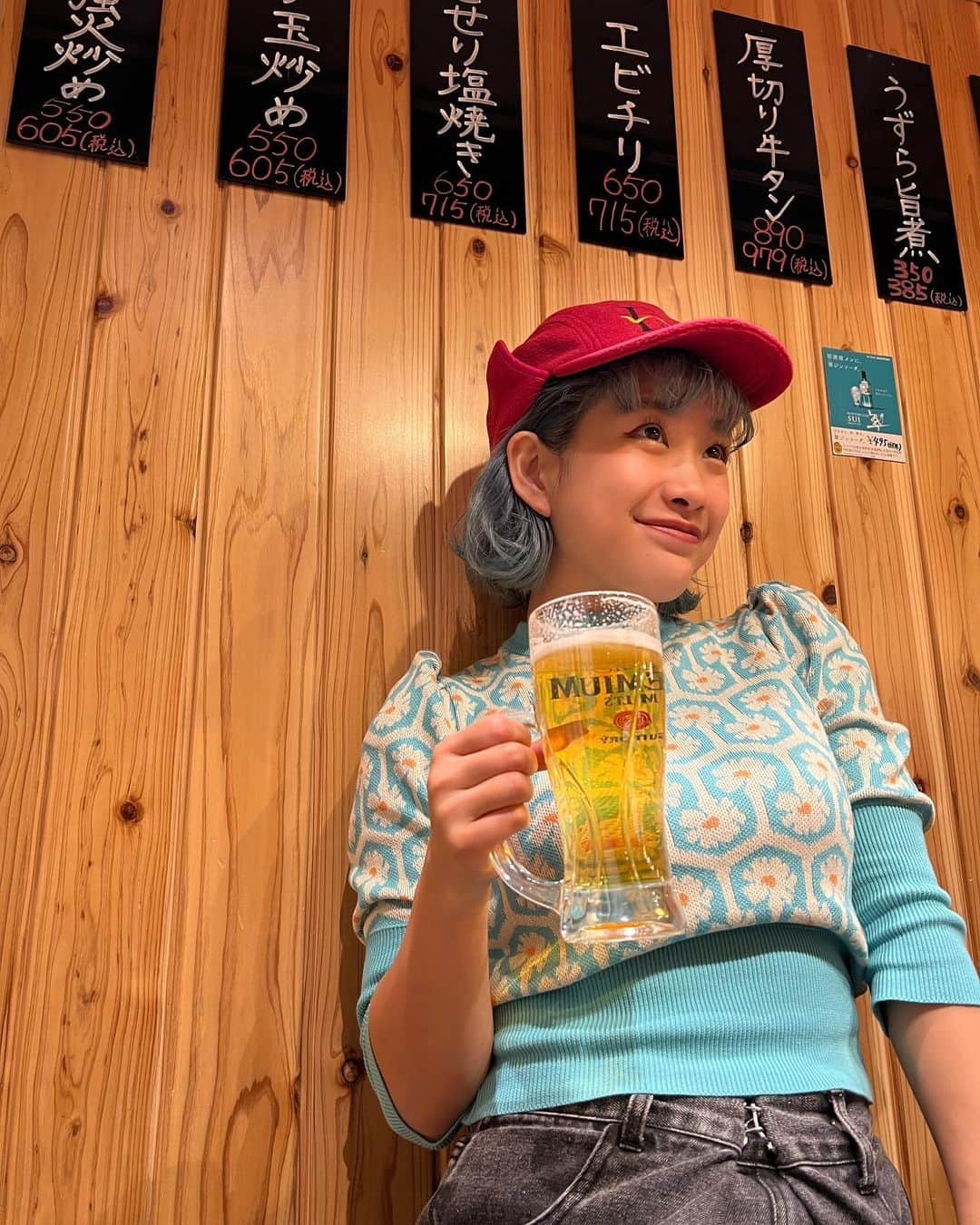 HANAのインスタグラム：「🌼🩵🌼🩵🌼  まだ髪の毛が青いとき✍️🩵✨  がんばったあとのビール🍻だいすき😂🫶  👗 : @fillmore_japan」