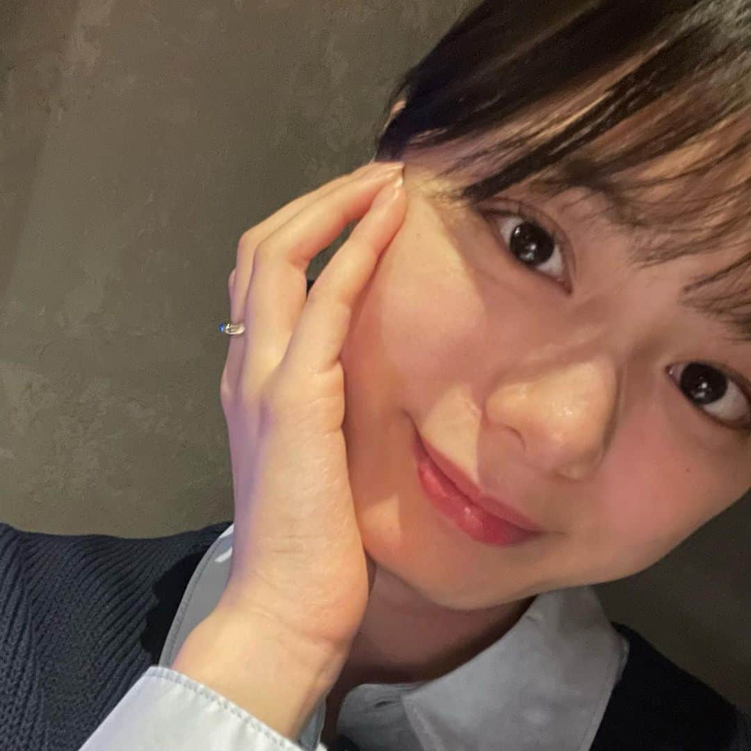 紺野彩夏のインスタグラム：「ダーマレーザーの美容液ウルセラCとジェルクリームを使ってみました！ 美容液は毛穴ケアに特化していて、4種のビタミンCとナイアシンアミドが25%配合されています☺︎ 実際に使用して、季節の変わり目で乾燥してしまうお肌が潤う感じがしました、、、！ 4月から全国のお店で販売が開始されたのでチェックしてみてください〜！ #クオリティファースト #ダーマレーザー #ウルセラC #美容液 #ビタミンC #スキンケア」