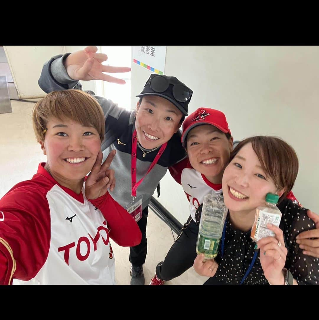 山田恵里さんのインスタグラム写真 - (山田恵里Instagram)「🥎豊田大会🥎 いっぱい写真撮れて幸せ🥹💕🫶 みんな輝いてる🥹👏 ソフトボール最高🥹👏  #念願のポーター様  #カーヤ様も嬉し過ぎる  #バッバかわいい  #この2人見てたらソワソワする  #ねし頑張って痩せようね  #本番めちゃくちゃ強い子  #中学生の時から知ってる子  #すっごい真顔ね  #ルーティンちゃんとやって  #こちらも真顔ね」4月23日 18時53分 - eriyamada19