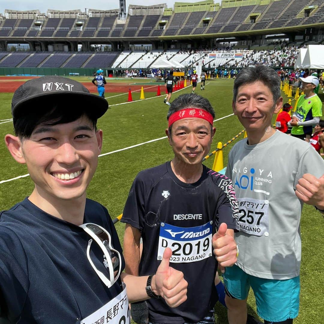 重盛赳男さんのインスタグラム写真 - (重盛赳男Instagram)「長野マラソン🏃‍♂️  今回は3時間12分56秒。 目標はサブ3.5。予定よりはいいタイム…！  2月〜4月とあまり練習できず（せず）きてしまったので不安でしたが…このタイムは自分で自分を褒めたい！笑 ただ35キロ過ぎはボロボロでした…😇  今回は、母校の先輩方とつながる機会も！ 同じゴールに向かう仲間がいるのは、心強いですね🙇‍♂️  沿道に応援が戻り、にぎやかなコースを走って、改めて長野はいい大会だなと実感しました！ ランナー、運営やボランティア、沿道の皆さん。 みんなで形作る大会に、毎年参加できていることを誇りに感じます！ 願わくば、来年はもっと速く走れますように…🙏  #長野マラソン #長野マラソン2023 #マラソン #marathon #running #重盛赳男 #両足つりそう #アナウンサー」4月23日 18時55分 - shigemoritakeo