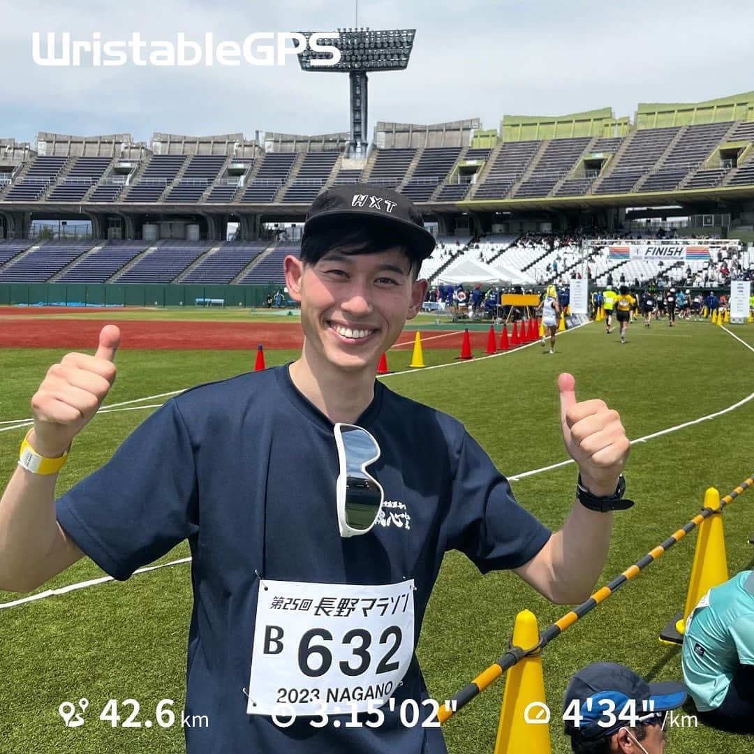 重盛赳男さんのインスタグラム写真 - (重盛赳男Instagram)「長野マラソン🏃‍♂️  今回は3時間12分56秒。 目標はサブ3.5。予定よりはいいタイム…！  2月〜4月とあまり練習できず（せず）きてしまったので不安でしたが…このタイムは自分で自分を褒めたい！笑 ただ35キロ過ぎはボロボロでした…😇  今回は、母校の先輩方とつながる機会も！ 同じゴールに向かう仲間がいるのは、心強いですね🙇‍♂️  沿道に応援が戻り、にぎやかなコースを走って、改めて長野はいい大会だなと実感しました！ ランナー、運営やボランティア、沿道の皆さん。 みんなで形作る大会に、毎年参加できていることを誇りに感じます！ 願わくば、来年はもっと速く走れますように…🙏  #長野マラソン #長野マラソン2023 #マラソン #marathon #running #重盛赳男 #両足つりそう #アナウンサー」4月23日 18時55分 - shigemoritakeo