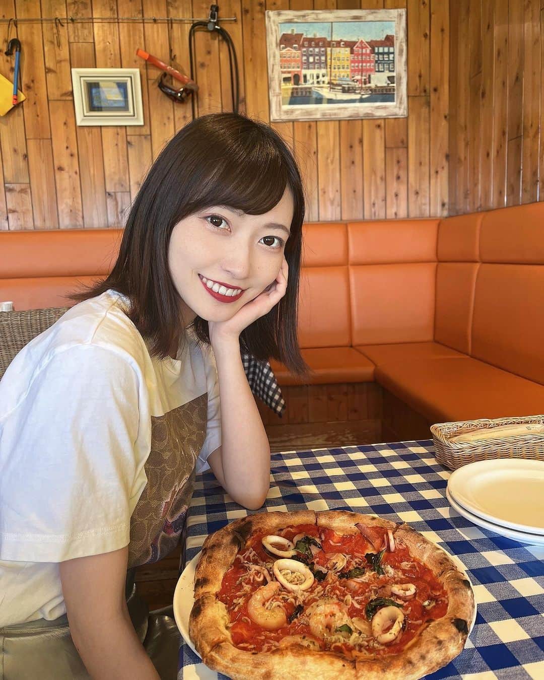 末井櫻子のインスタグラム：「🏝 ． ． 天気が良かったからドライブ☺︎ ． マリオのpizza美味しかった〜！ 風が心地よい🍃 ． ． バッティングセンターでしっかり身体も動かして、いい休日なり🍅 ． ． ． #マリーナホップ  #マリホ  #mario #pizaa」