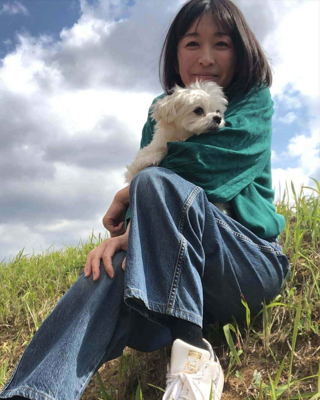 小野真弓さんのインスタグラム写真 - (小野真弓Instagram)「こんにちは☺️ お外大好きハルくんです🐏✨😆  花粉なのかー黄砂なのかーー 黄色い車を見ると〜、、 おさんぽ控えようか迷っちゃう〜  ハナ姉ちゃんは、 久しぶりに昨日ちょびっとだけ行ったら〜 また咳こんこん悪化🦝（´-`） お家で、安静に過ごすんだってー  みなちゃまも気をつけてー 良い日曜日をお過ごしくださーい🌼🍃^_^  #犬と猫のいる暮らし #犬猫日記 #ハナ#ハル#アオ#ナナ #ちりん#くー#あず#しち」4月23日 10時01分 - hanaharuaroi