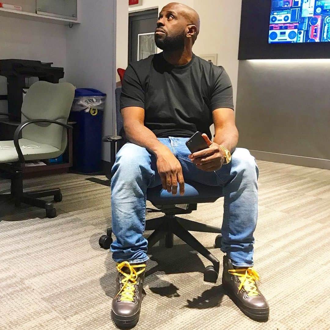 ファンクマスター・フレックスのインスタグラム：「MY CLOTHES WRINKLED? YUP! I’M AT WORK? 🤷🏽‍♂️ 7PM-12MID x 2AM-4AM!」
