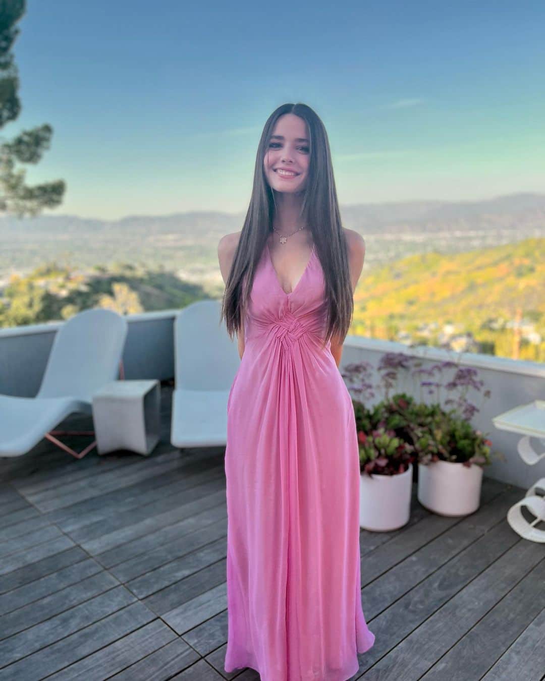 メアリー・マコーマックさんのインスタグラム写真 - (メアリー・マコーマックInstagram)「It’s prom night! I love these girls.  Smart and pretty - inside and out.  @margarett.morris @azel.alkadiri @rosemchuck」4月23日 10時03分 - marycmccormack