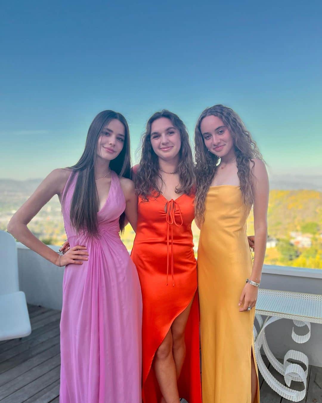 メアリー・マコーマックさんのインスタグラム写真 - (メアリー・マコーマックInstagram)「It’s prom night! I love these girls.  Smart and pretty - inside and out.  @margarett.morris @azel.alkadiri @rosemchuck」4月23日 10時03分 - marycmccormack