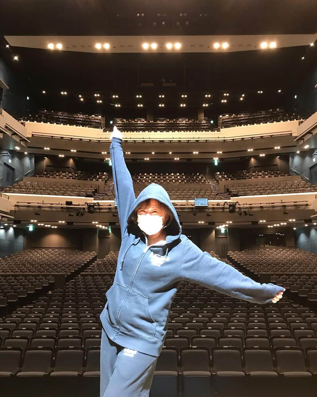 岡まゆみさんのインスタグラム写真 - (岡まゆみInstagram)「本日も「マチルダ」元気に舞台つとめます！昼の部に出演です♪  連日温かいお客様の拍手の応援をいただき、キャスト&スタッフ一同元気いっぱいいただいてます😊 ありがとうございまーーーす❣️ #マチルダ　#拍手 #昼の部　#岡まゆみ」4月23日 10時07分 - okamayumidesu