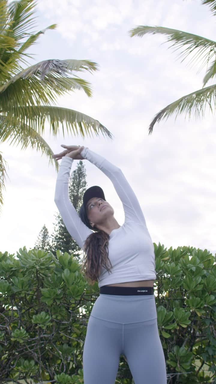 マリア・マニュエルのインスタグラム：「grateful to live and be immersed in the beauty of hawai’i, and it be a daily reminder of why we need to protect where we play 💚 happy earth day 🌱」