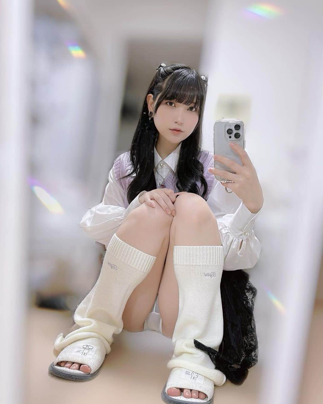 あまつ様のインスタグラム：「🐈 ⁡ ⁡ ぱんつじゃないから恥ずかしくないもん🤍 ⁡ ⁡ セルカはいつも猫に邪魔されています…🐈‍⬛ ⁡ ⁡ #あまつまりな #あまつ様 #セルフィー #私服」