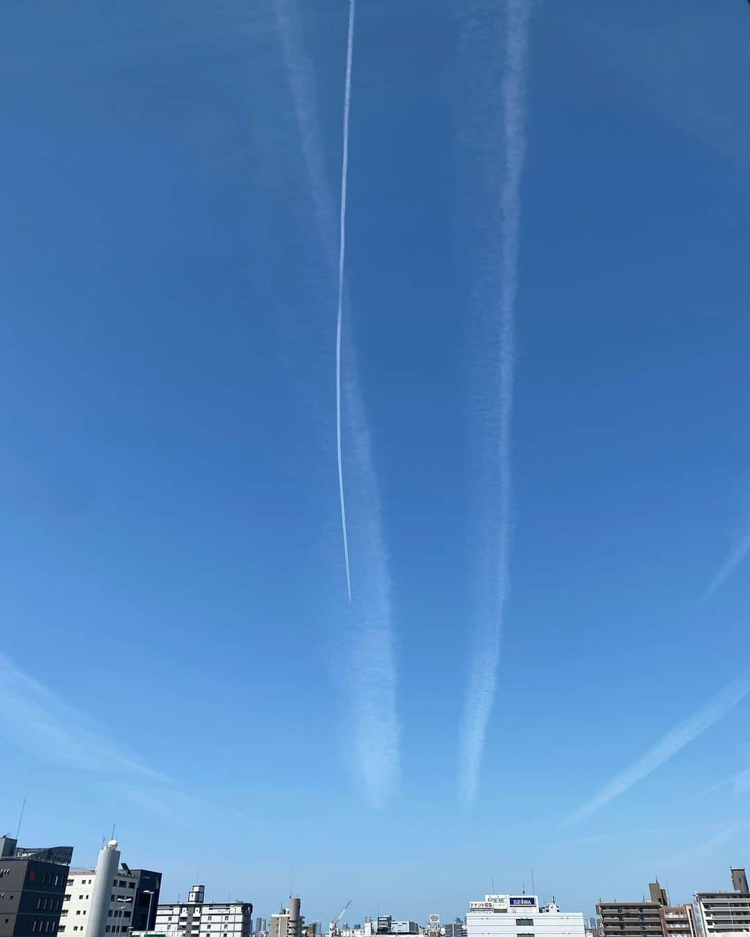 安蘭けいさんのインスタグラム写真 - (安蘭けいInstagram)「今朝も綺麗な青空☀️ 飛行機雲が沢山✈️ 西に向かってる。九州かな？ もっと向こうの韓国？中国？ヨーロッパ？  私は今日もフランス人🇫🇷  #エドモン #シラノドベルジュラック #大阪公演2日目  #空気がまだ冷たい #これから暑くなりそう #劇場でお会いしましょう」4月23日 10時12分 - toko_aran