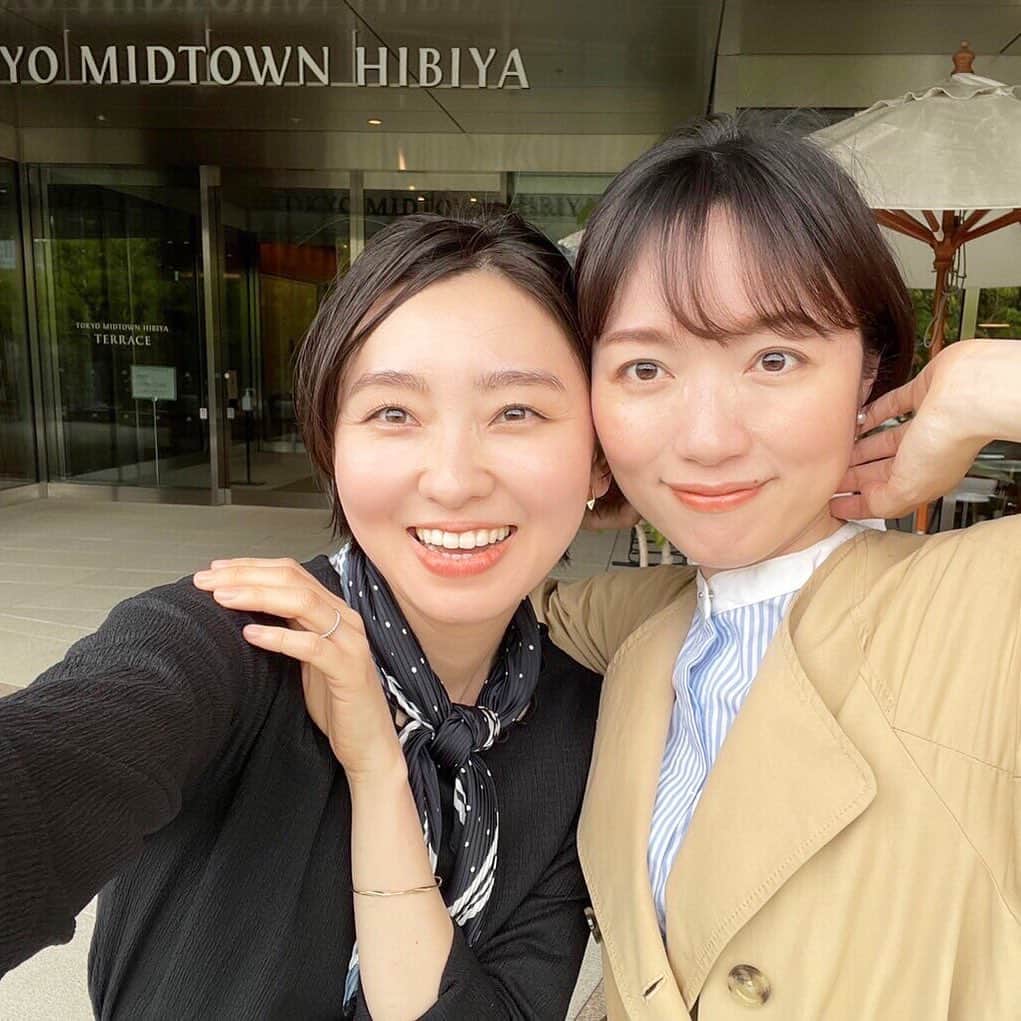 佐藤愛子のインスタグラム：「のだもえとこの前おしゃべりしました。 たくさん食べました。  この日『私たちは丸の内に勤務しているOL。会社が違うから、ランチだけ定期的に一緒に食べるという約束をしている』 という妄想をしたら大盛り上がり。  こういう何にもならない話、大好きすぎる。  #野田萌 #アナザーストリーで盛り上がる #憧れの丸の内ol」
