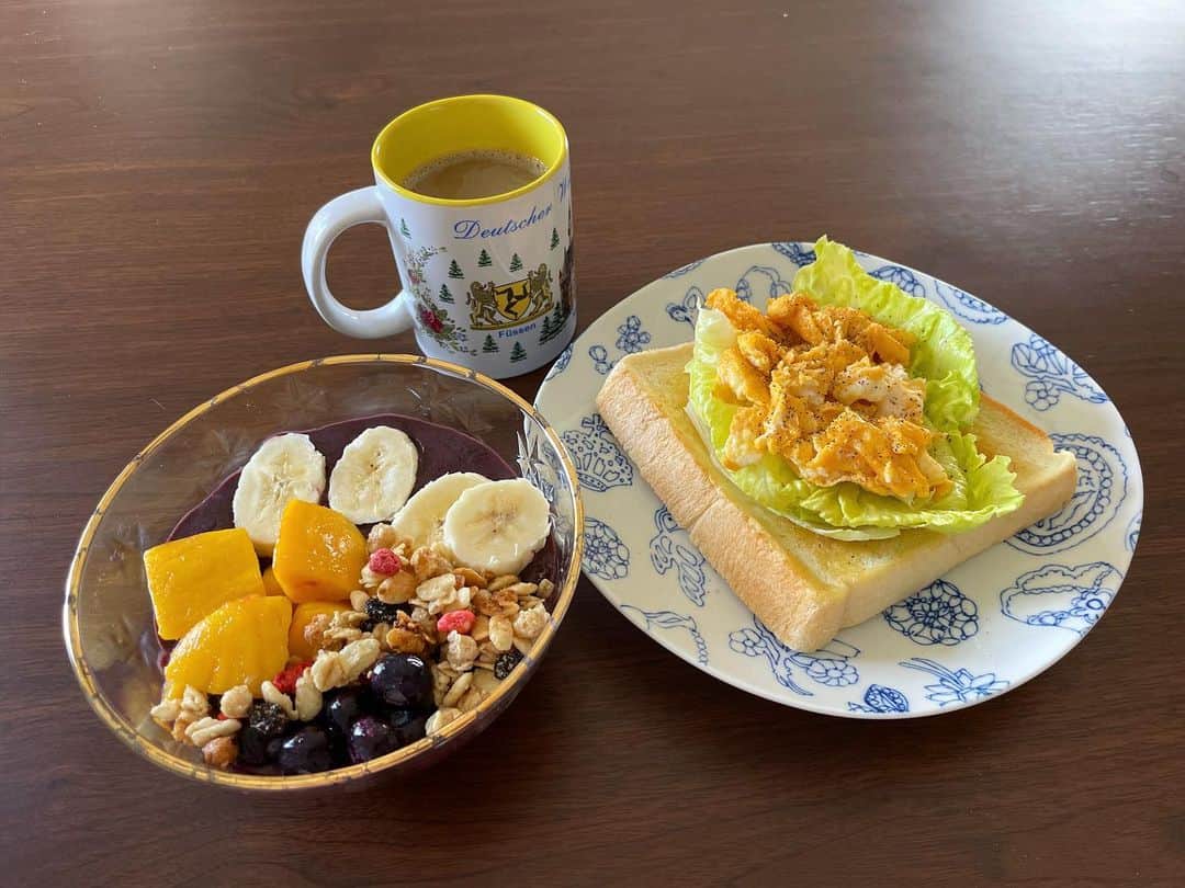 田中良子のインスタグラム：「#アサイーボウル を作ってみたくて 作ってみました🍌🥭　 #アサイーペースト を買って #ミキサー したら #フルーツ のせて 完成〜❗️簡単すぎる💗 #たまごトースト (卵焼いて乗せただけ〜)作って、 #朝ごはん 完成です🥪✨✨✨  #アサイー #アサイーピューレ #morning #手料理 #料理 #あさごはん #cooking #料理記録」