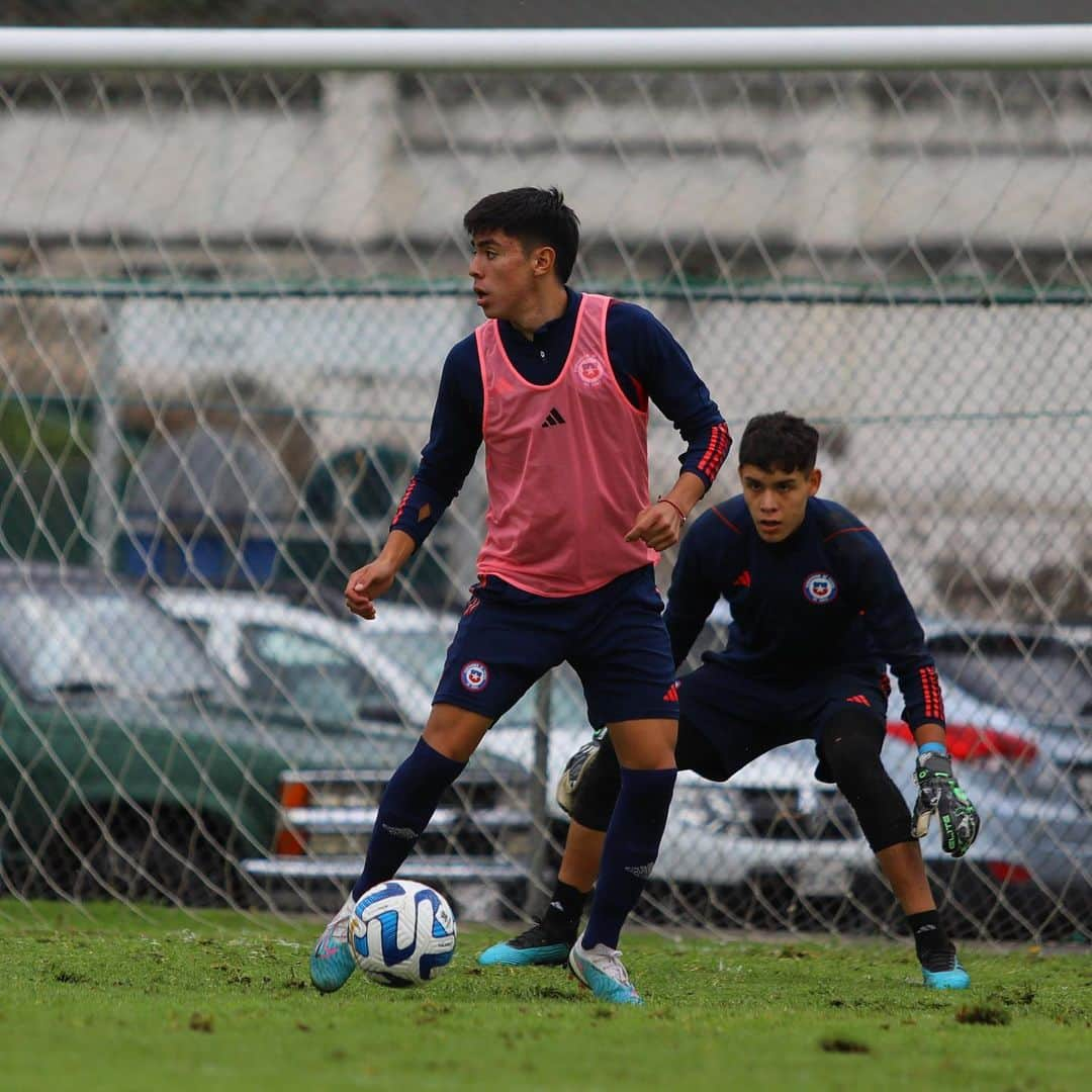 サッカーチリ代表チームさんのインスタグラム写真 - (サッカーチリ代表チームInstagram)「💪 Al 💯 el entrenamiento de #LaRojaSub17 🇨🇱⚽️ con miras al duelo ante Paraguay 🇵🇾  🔜 Mañana finalizamos nuestra participación en el hexagonal final del @conmebol Sudamericano Sub 17 🏆  #VamosLaRojaSub17 #VamosChile」4月23日 10時17分 - laroja