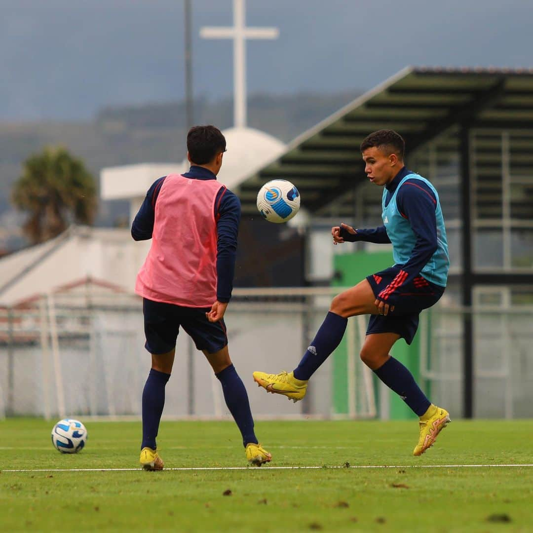 サッカーチリ代表チームさんのインスタグラム写真 - (サッカーチリ代表チームInstagram)「💪 Al 💯 el entrenamiento de #LaRojaSub17 🇨🇱⚽️ con miras al duelo ante Paraguay 🇵🇾  🔜 Mañana finalizamos nuestra participación en el hexagonal final del @conmebol Sudamericano Sub 17 🏆  #VamosLaRojaSub17 #VamosChile」4月23日 10時17分 - laroja