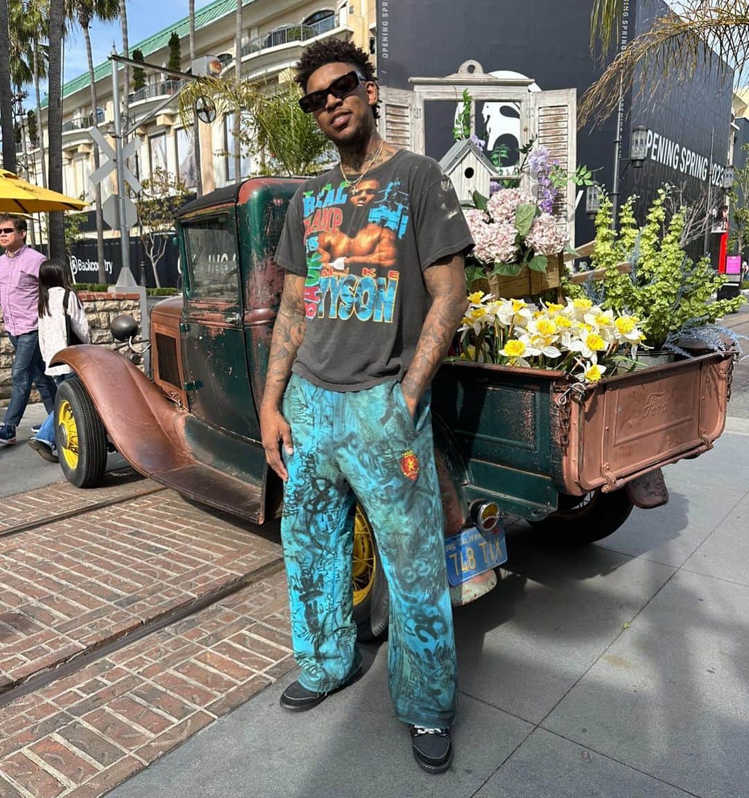 ニック・ヤングのインスタグラム：「I did more for the Game then MJ … 👑 Swag」