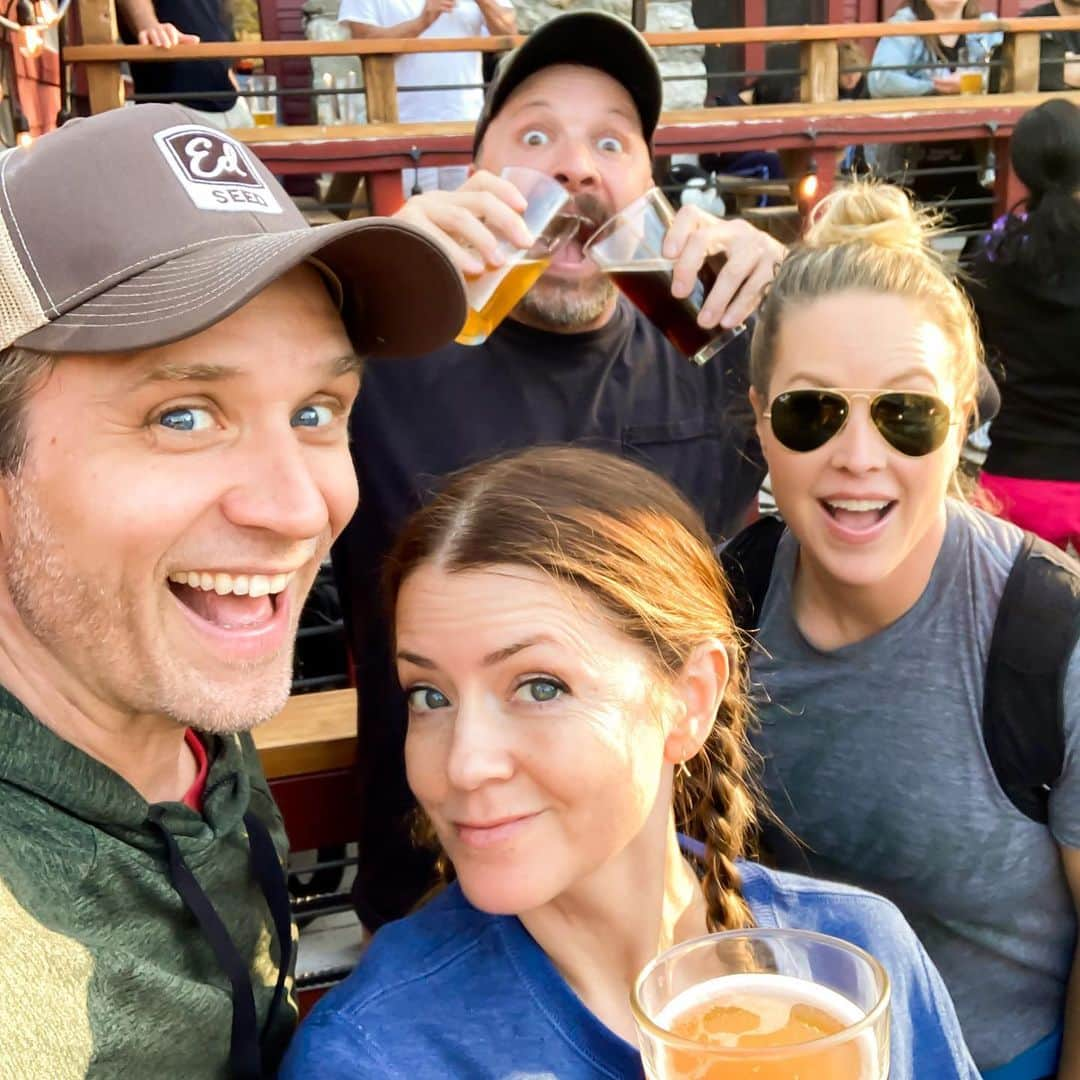 シーマス・デヴァーのインスタグラム：「Apres Hike with some lovely people #happyearthday」