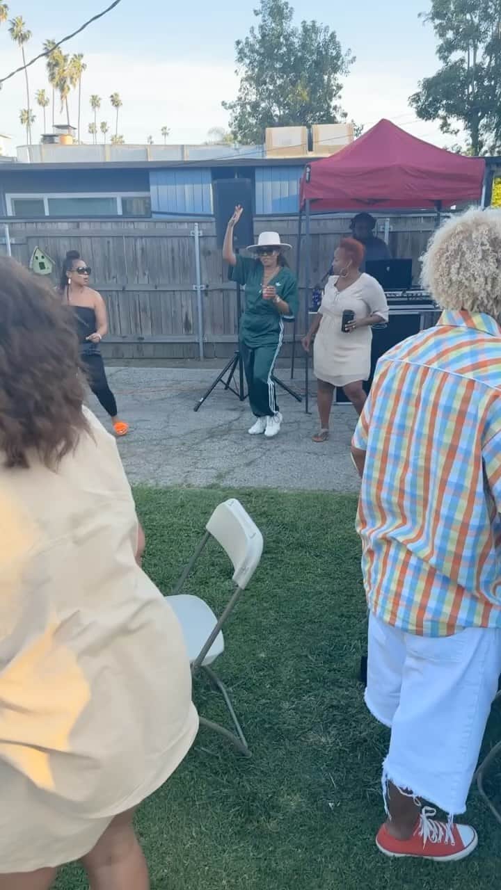 レスリー・ジョーンズのインスタグラム：「My girl @nefetaris doing her best Sheila E!! @caligoldblends birthday bash!」