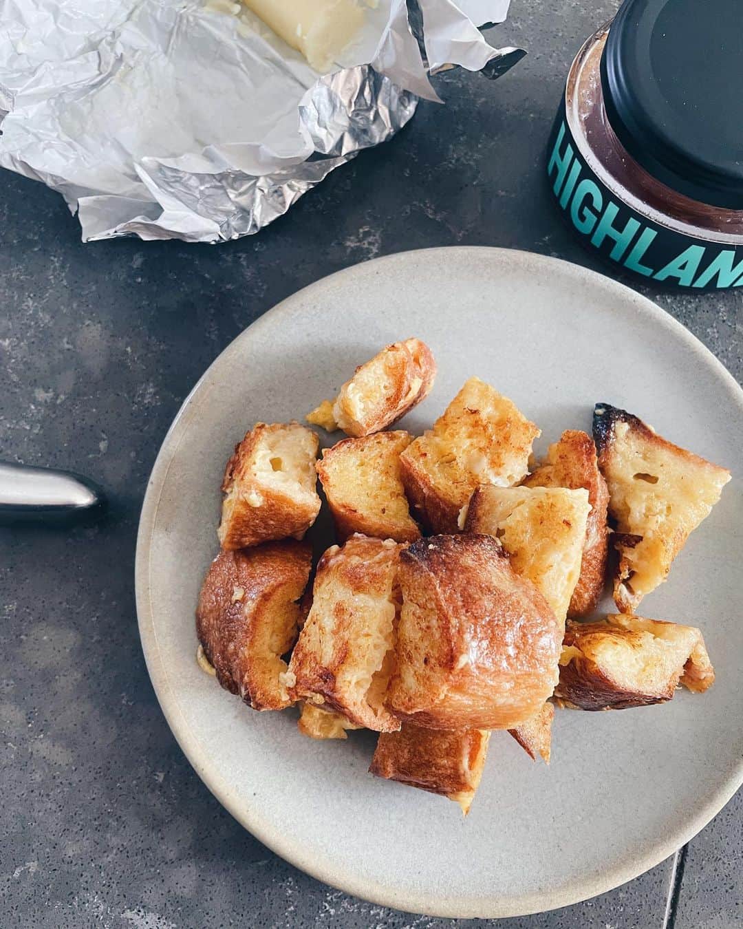 原田沙奈子さんのインスタグラム写真 - (原田沙奈子Instagram)「最近の朝ごはんはアマネが大好きなフレンチトースト率高め。 （グラグラしてる歯があるし、食べるスピードもチンタラせず早いし、私が授乳で早くから起きていることもあるし、つまり、色々と都合が良いわけで）  じーじのパンや美味しいパン屋さんのフランスパンで作ったりしてる。 卵、豆乳、きび砂糖の液に浸してバターで焼いて。 追いバターに蜂蜜かメープルシロップかメープルシュガーで嬉しそうに選んでる。  蜂蜜は @kumanoyahoney ホント美味しい。←下の方で少し固まってるジャリジャリのところが特に好きなんだって メープルシロップは群馬県嬬恋村のベーコン専門店「Bacon」で買ったもの。  朝から美味しい！と喜んでくれるから。 私は早起きできてラッキー🤞と無理矢理思い込む作戦。  #おうちごはん#あさごはん#フレンチトースト」4月23日 10時25分 - sanakoharada