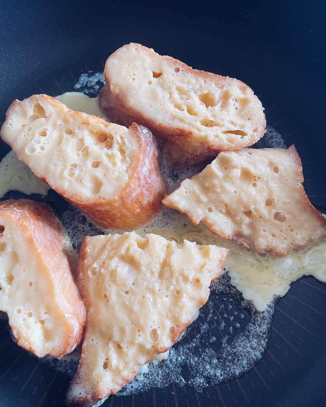 原田沙奈子さんのインスタグラム写真 - (原田沙奈子Instagram)「最近の朝ごはんはアマネが大好きなフレンチトースト率高め。 （グラグラしてる歯があるし、食べるスピードもチンタラせず早いし、私が授乳で早くから起きていることもあるし、つまり、色々と都合が良いわけで）  じーじのパンや美味しいパン屋さんのフランスパンで作ったりしてる。 卵、豆乳、きび砂糖の液に浸してバターで焼いて。 追いバターに蜂蜜かメープルシロップかメープルシュガーで嬉しそうに選んでる。  蜂蜜は @kumanoyahoney ホント美味しい。←下の方で少し固まってるジャリジャリのところが特に好きなんだって メープルシロップは群馬県嬬恋村のベーコン専門店「Bacon」で買ったもの。  朝から美味しい！と喜んでくれるから。 私は早起きできてラッキー🤞と無理矢理思い込む作戦。  #おうちごはん#あさごはん#フレンチトースト」4月23日 10時25分 - sanakoharada