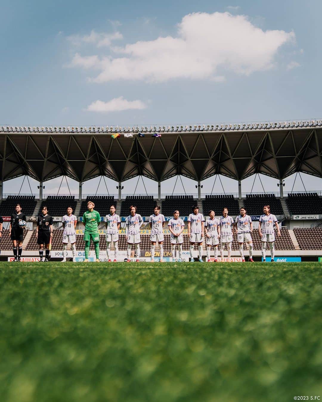 近賀ゆかりのインスタグラム：「Yogibo WE League 13  HOME Game Day!!!!!! 🆚 @tokyo_beleza  ⏰ 14:00 kick off 🏟️ 広島広域公園第一球技場  #weleague  #サンフレッチェ広島レジーナ  #サンフレッチェファミリー　#共鳴」