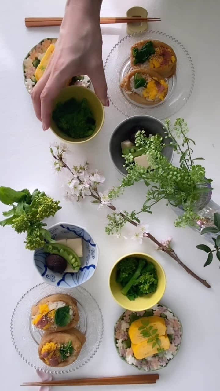 福田淳子のインスタグラム：「Spring is special season to eat new seasons vegetables with Japanese traditions.  Enjoy seasonal plate with Japanese small dishes.   Fried egg, boiled rape blossoms with spicy sauce, simmered koya-tofu, and oinari-san.  卵焼き、菜の花の辛子和え、こうや豆腐の煮物、おいなりさん。  Food &Styling  @junjunfukuda  Styling & Calligraphy @toufuhayama   #calligraphyart #japanesecalligraphy#calligraphystyling#calligraphycordinate #junkofukuda #おいなりさん #菜の花の辛子和え #たまごやき  #sakuramochi #japaneserecipe」