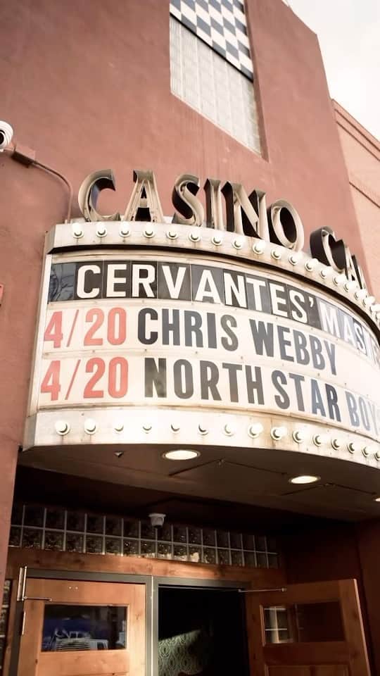 のインスタグラム：「Colorado was an absolutely incredible time.   Also : just realized that next year will mark 10 YEARS of Annual 4/20 in Denver shows. Wild 🤯🤯🤯  The #GodOfTour pantheon continues North on our quest to lay claim to every stage we encounter.  Next up it’s..  TONIGHT : Billings, MT SUN : Missoula, MT (SOLD OUT) TUES : Spokane, WA  —- 🇨🇦BORDER CROSS🇨🇦 —-  THURS : Victoria, BC (SOLD OUT) FRI : Vancouver, BC (LOW TIX) SAT : Chilliwack, BC (SOLD OUT) SUN : Kelowna, BC (SOLD OUT)  TIX : ChrisWebby.com/tour 🎟️🎟️🎟️」