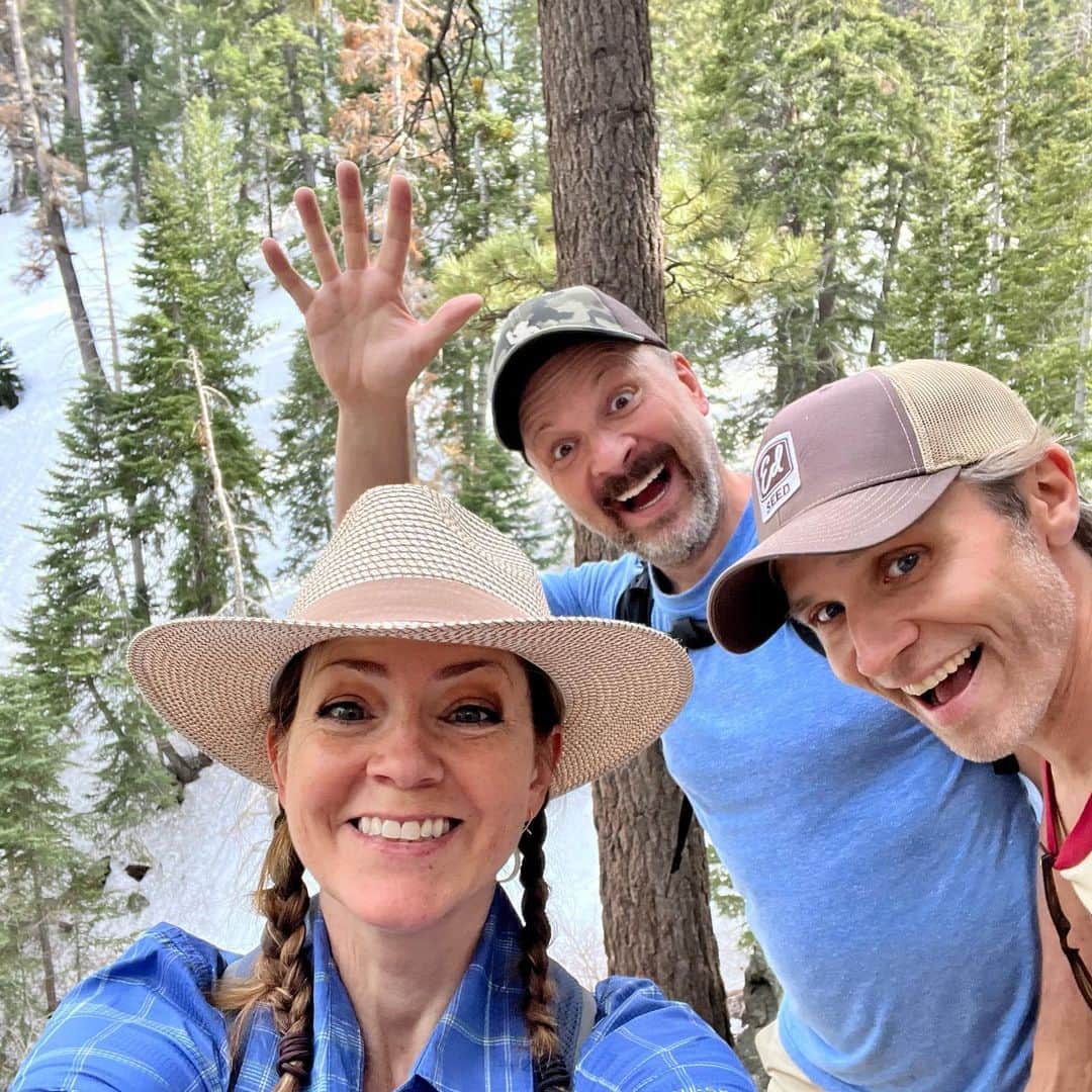 ジュリアナ・デヴァーのインスタグラム：「“Let’s go on a hike!” Zane said. “It’ll be easy!” He said . Narrator: it was straight uphill in 18” snow. It was not easy. . But it was fun AF.  . Quick question; how many toes should I be feeling right now? . Not pictured: @mellamprey who was making Aperol Spritzes」