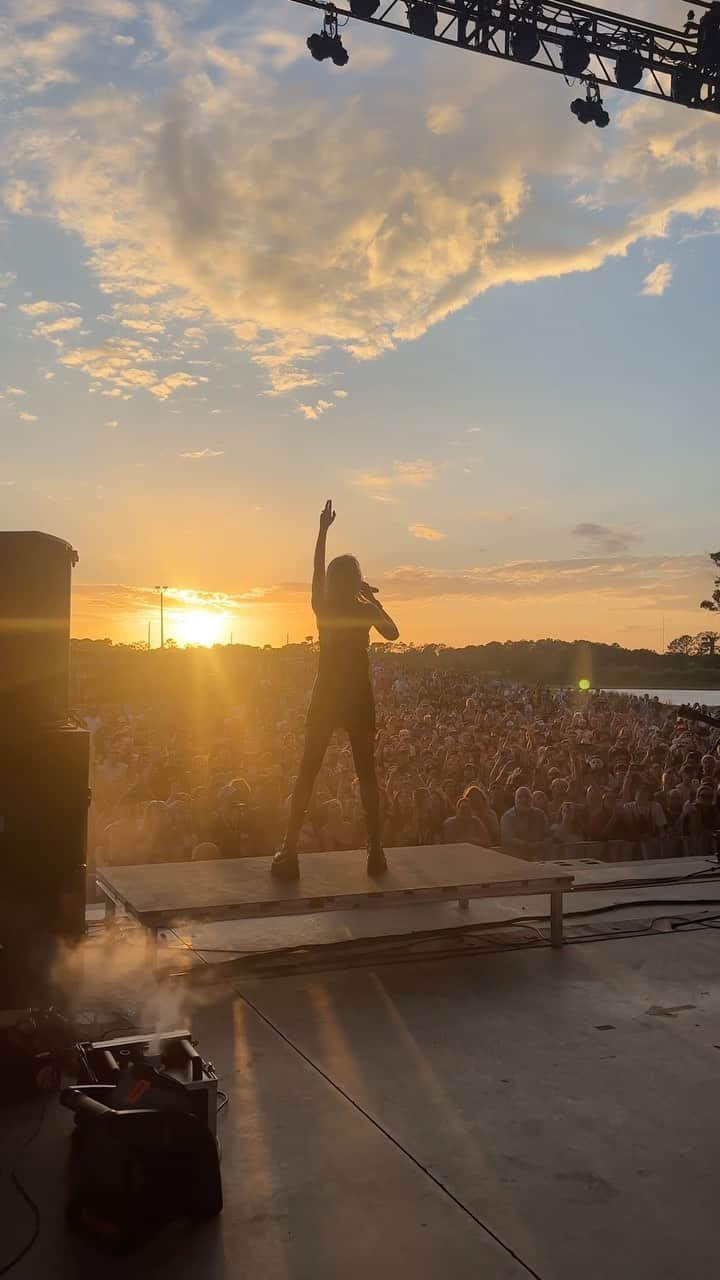 テイラー・モンセンのインスタグラム：「ORLANDO YOU WERE FUCKING INSANE!  It’s always amazing when the crowd is louder than the band!  Thanks to @1011wjrr for putting on a great show with the best people!  #deathbyrockandroll」