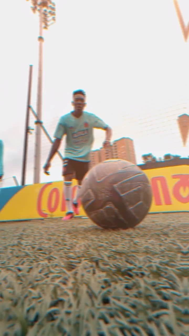 サッカー コロンビア代表チームのインスタグラム：「🎥 ¡𝑫𝒊́𝒂 𝒅𝒆 𝒑𝒓𝒂́𝒄𝒕𝒊𝒄𝒂! 🤙  Así se vivió la jornada de hoy de entrenamiento de nuestra Selección Colombia Sub 20 en Bogotá 👌  Video: @lavidadeldavi  #TodosSomosColombia 🇨🇴」