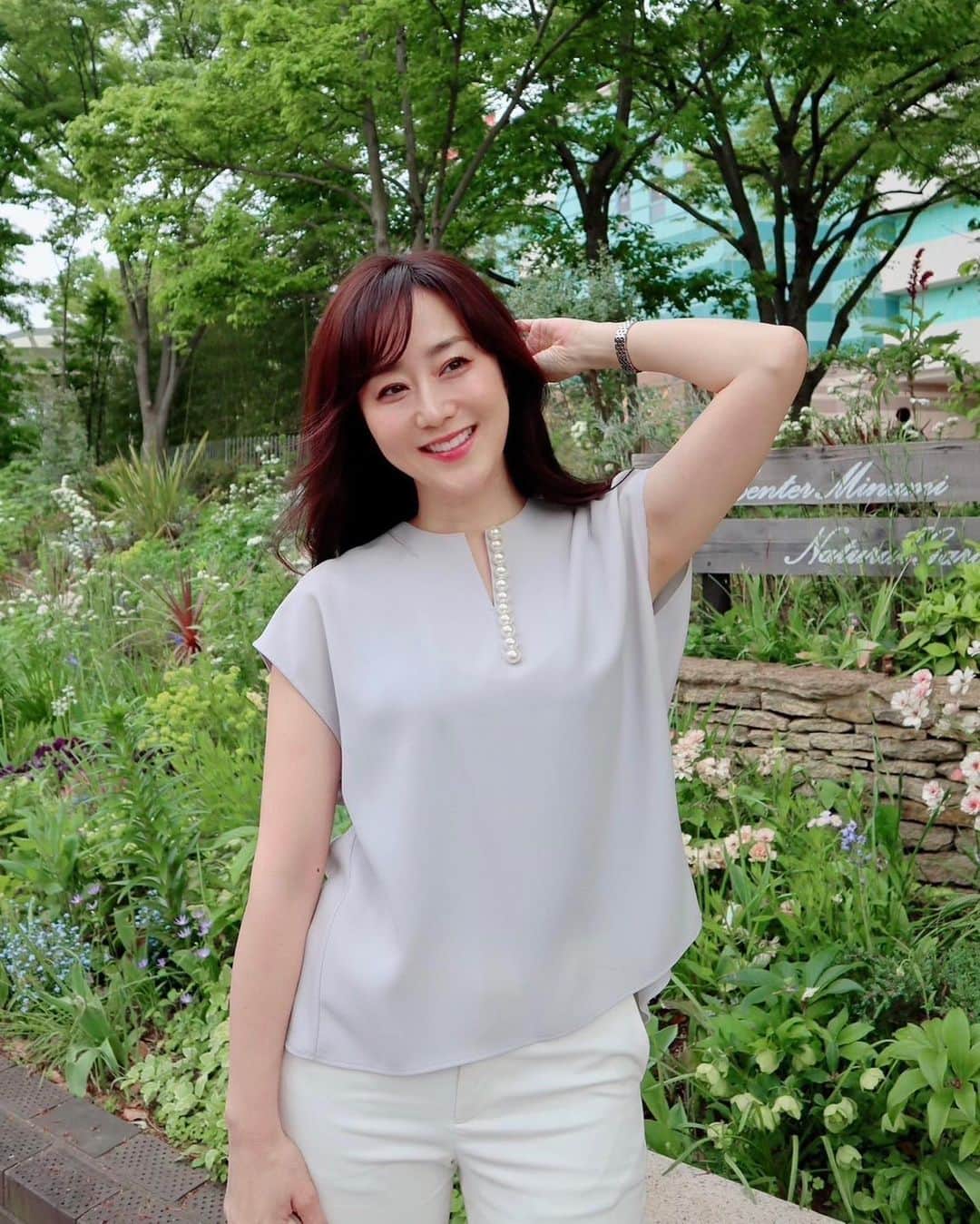 村上麻衣のインスタグラム：「TONAL🫧パールキーネックブラウス🫧 @tonal_official   このブラウス、すっごく良かった〜！🥰✨  さらっとしたジョーゼット素材で、これからの暑い時期にもきちんと見えするブラウス。  フレンチスリーブで気になる肩回りがすっきりと見え、 程よくAラインに広がるシルエットで、お腹周りやお尻までちゃんとカバーしてくれる🤭  体型カバーしつつも、スッキリ上品に綺麗めに着れちゃいます❣️  最近は、 年齢に見合ったデザインで シンプルで上品で可愛くて 綺麗めだけど楽に着れる服がとっても好きなので、 このトップスはすごく気に入りました🤍  パール部分には生地裏にしっかり芯が入ってるので、よれたりしません。 パールのラインも美しいまま✨ こういう小さな気配りも嬉しいな。  お色は透けないライトグレー。 顔色は明るく見えて、汚れも気にならず、白のパールも映えるお色です。  私、このブラウス、プライベートでもお仕事でもいっぱい着ます😘  テレビ朝日 ドラマ 「ケイジとケンジ、時々ハンジ」4/13放映 比嘉愛未さんも着用です⤴︎  そして、本日4/23のみZOZOTOWNで2000円引きクーポンでています。 ストーリーズにリンク貼るので良かったら見てみてくださいね🔗  #アラフォーコーデ #アラフォーファッション #アラフィフコーデ #アラフィフファッション #きれいめコーデ #fashion #tonal #pr#通勤コーデ #オケージョン #綺麗めコーデ」