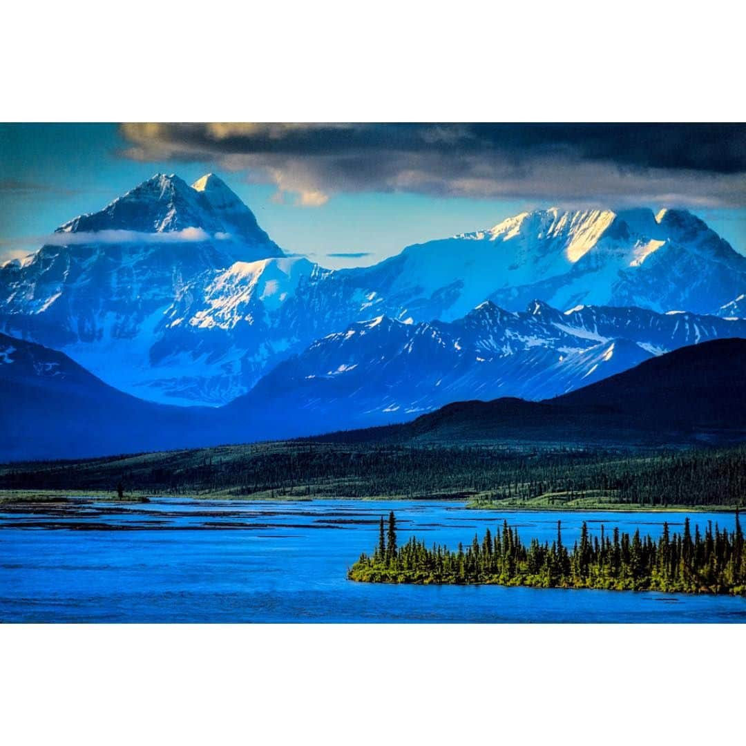 Gerd Ludwigさんのインスタグラム写真 - (Gerd LudwigInstagram)「Each year on April 22 we celebrate #EarthDay. We’re digging into @ThePhotoSociety Archive and celebrating our natural world! Beginning in 1970, Earth Day is seen as the birth of the modern day environmental movement. It has since grown to an annual global event— inspiring millions to care about the planet we live on. Visit the TPS Archive link in @thephotosociety to discover more of our incredible world.  Photo 1: Peter McBride @pedromcbride Photo 2: Michael Melford @MichaelMelford Photo 3: Joel Sartore @joelsartore Photo 4: Jodi Cobb @jodicobbphoto Photo 5: Gerd Ludwig @gerdludwig Photo 6: James Richardson @jimrichardsonng Photo 7: Christian Ziegler @christianziegler Photo 8: Melissa Farlow @melissafarlow Photo 9: Bruce Dale @brucedalephotography Photo 10: Richard H Stewart  #EarthDay #conservation #sustainability #climatechange」4月23日 11時07分 - gerdludwig