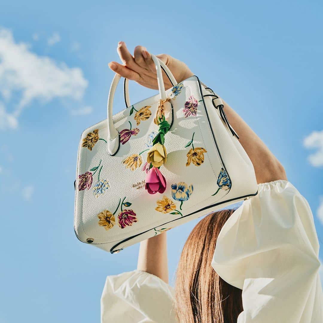 ケイト・スペードのインスタグラム：「一歩ごとに♪が付きそうな ご機嫌な日のバッグ  #katespadeny #katespadejapan #ケイトスペード #ケイトスペードニューヨーク」