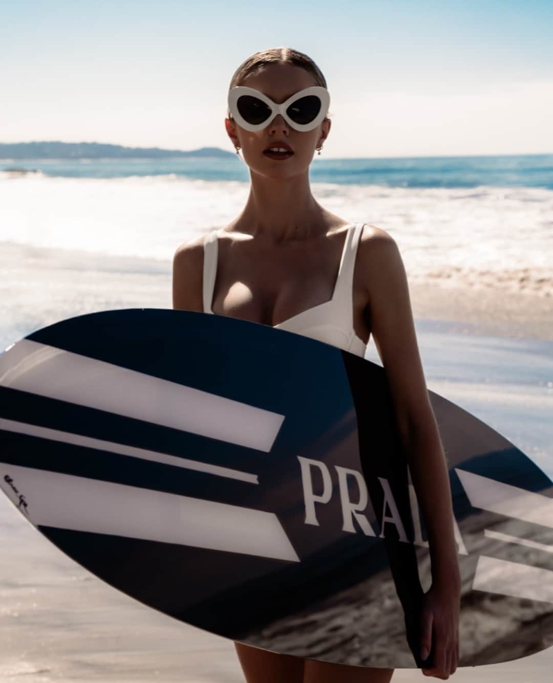 The Oliver Gal Artist Co.のインスタグラム：「Get wall décor that feels like an endless summer🌊 Shop our decorative surfboards by clicking our link in bio🤍⁠ ⁠ ⁠ Decorative surfboard featured,' Milano Surfboard'.⁠ ⁠ ⁠ ⁠ #olivergal #wallartwork #roominspo #homedecorationideas #decorlover #homedecoratingideas #artistoninsta #floridaartist #miamiartist #fineartpainting #glamdecor #glamart #abstractdecor #modernwallart #fashionwallart #fashionhome #canvasart #framedcanvas #framedcanvasart #framedcanvasprint #surfboard」