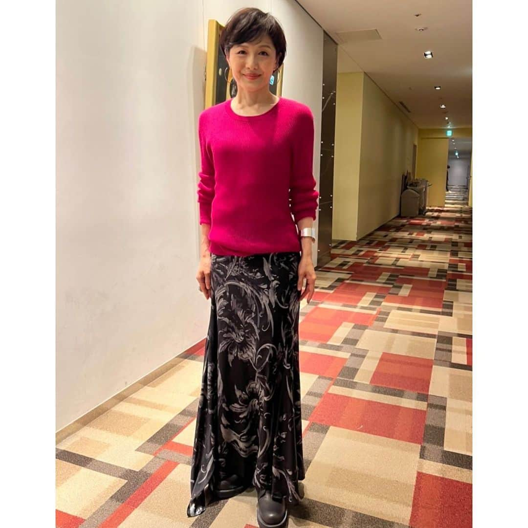 水野真紀さんのインスタグラム写真 - (水野真紀Instagram)「水曜日（4/19）に放送された「上田と女が吠える夜」（21時放送 日本テレビ系）“ギャップがありすぎる女”が大集合！で着用した衣装です。  カルロス・トシキ大本命🔥のワタクシですが、ガルネリウスというヘヴィメタルバンドのLIVE参戦も致します。 聴きながら家事を行うと、メチャクチャはかどります🤘 血が沸いて肉が踊り始める、って感じですかね🤪  収録後に撮影したからみだれ髪😂 ヨウジヤマモトは動くと更にカッコ良いんです。お時間あらば、TVerでチェックして下さいまし。  #ヨウジヤマモト (YOHJI  YAMAMOTO) 03-5463-1500  Instagram @yohjyamamotoofficial  #カルロストシキ #ガルネリウス」4月23日 11時04分 - maki_mizuno_official