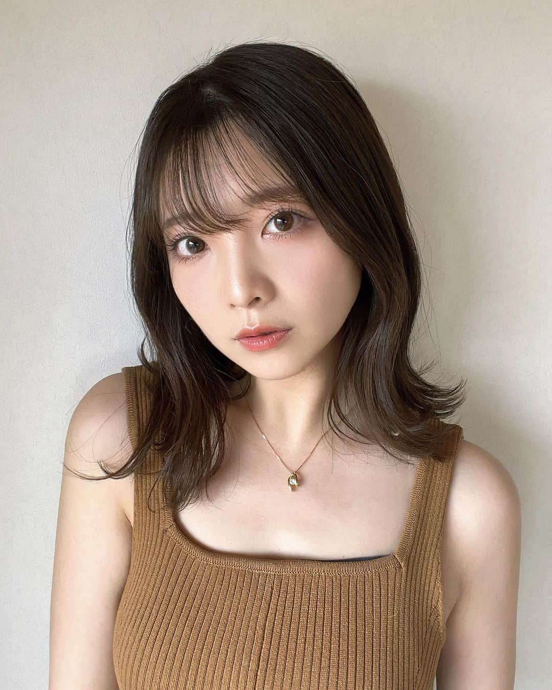 本谷紗己さんのインスタグラム写真 - (本谷紗己Instagram)「Newヘアカラー🌸 生放送で気づいてくださった方も多くて嬉しかったです🥰 トーンは暗め、透明感があってとても綺麗なカラー🥹✨ いつもありがとうございます👀🤍 オージュアの超音波トリートメントもしてもらって、とぅるんとぅるん✨ 太陽光でも室内でも綺麗なツヤです😭✨ 髪はお仕事の都合で伸ばし中💁‍♀️🤍  サロンは　@suiterope さん🌸  #サロン　#ヘアカラー #hair #カラー　#トリートメント　#セミロング　#ボブ　#ロブ　#オージュア　#aujua #超音波トリートメント　#ヘアメイク」4月23日 11時10分 - sappyon38