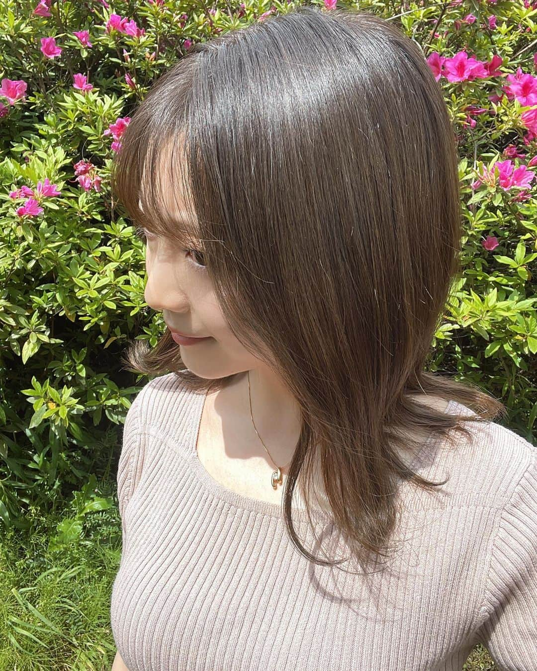 本谷紗己さんのインスタグラム写真 - (本谷紗己Instagram)「Newヘアカラー🌸 生放送で気づいてくださった方も多くて嬉しかったです🥰 トーンは暗め、透明感があってとても綺麗なカラー🥹✨ いつもありがとうございます👀🤍 オージュアの超音波トリートメントもしてもらって、とぅるんとぅるん✨ 太陽光でも室内でも綺麗なツヤです😭✨ 髪はお仕事の都合で伸ばし中💁‍♀️🤍  サロンは　@suiterope さん🌸  #サロン　#ヘアカラー #hair #カラー　#トリートメント　#セミロング　#ボブ　#ロブ　#オージュア　#aujua #超音波トリートメント　#ヘアメイク」4月23日 11時10分 - sappyon38