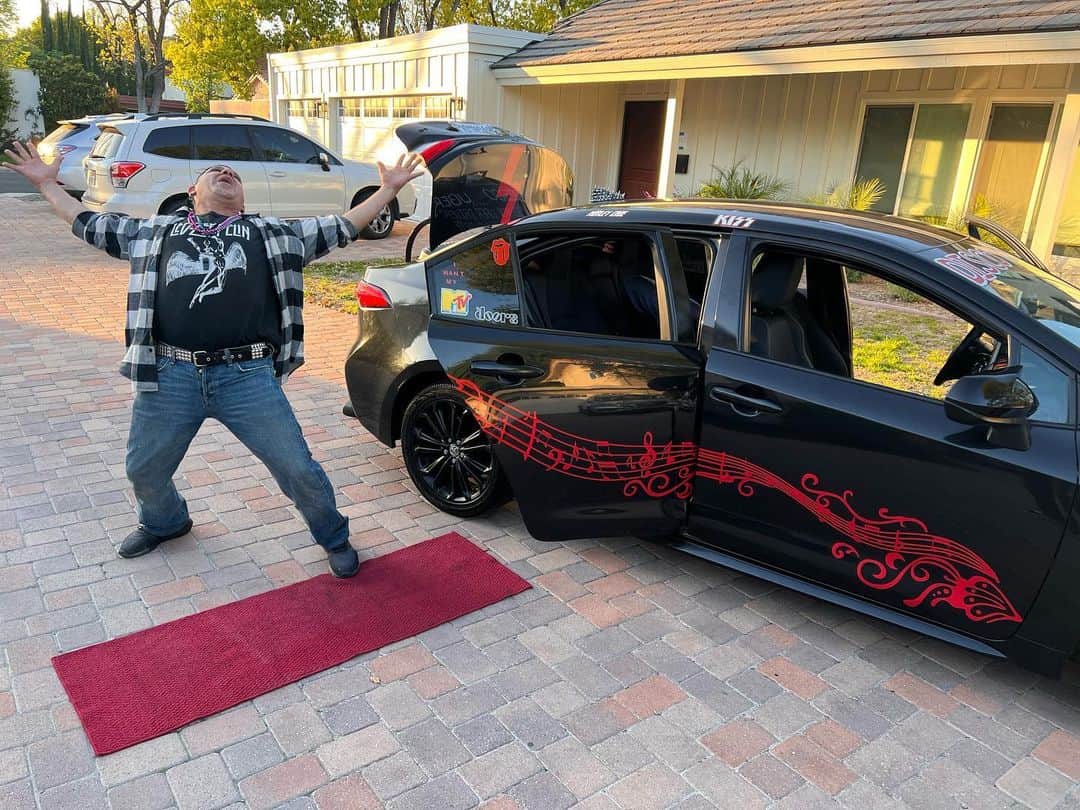 エディ・マクリントックのインスタグラム：「@ubereddj rolls out the red-carpet for all his rides! He makes trips to the airport, wayyyyy better. This dude is amazing!  Thanks, Uber Eddie!!  👊🏻」