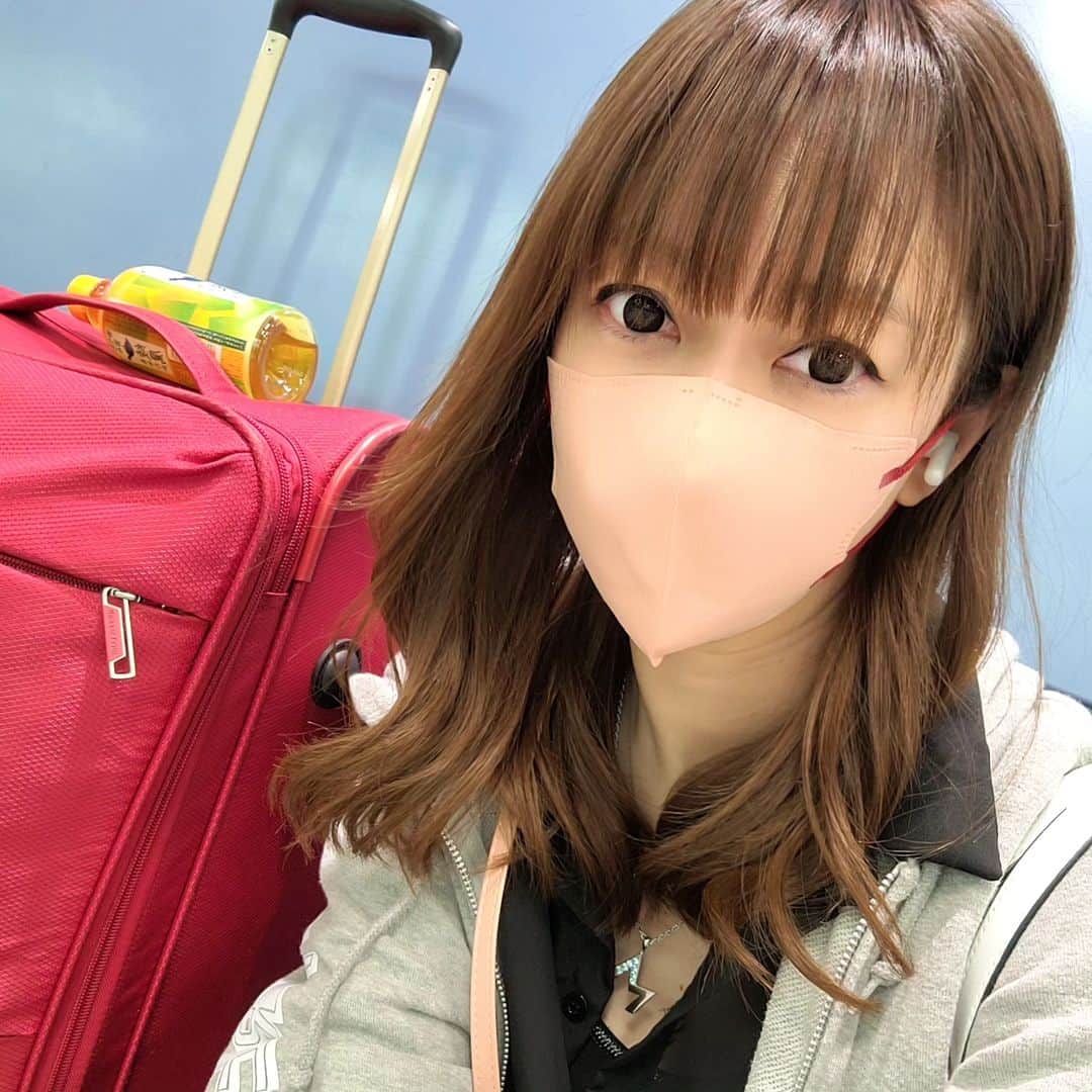 酒井美佳さんのインスタグラム写真 - (酒井美佳Instagram)「⁡ ⁡韓国行ってきまーす😊🇰🇷⁡ ⁡⁡ ⁡早く着きすぎて、チェックインも終わって⁡ ⁡あと1時間ある🥲🥲🥲⁡⁡ ⁡⁡ ⁡ボールもないのに、スーツケースの荷物⁡ ⁡20キロって。。。🧳🫣 ⁡⁡ ⁡飛行機イヤだ~~~😭😭😭」4月23日 11時16分 - mika37mika
