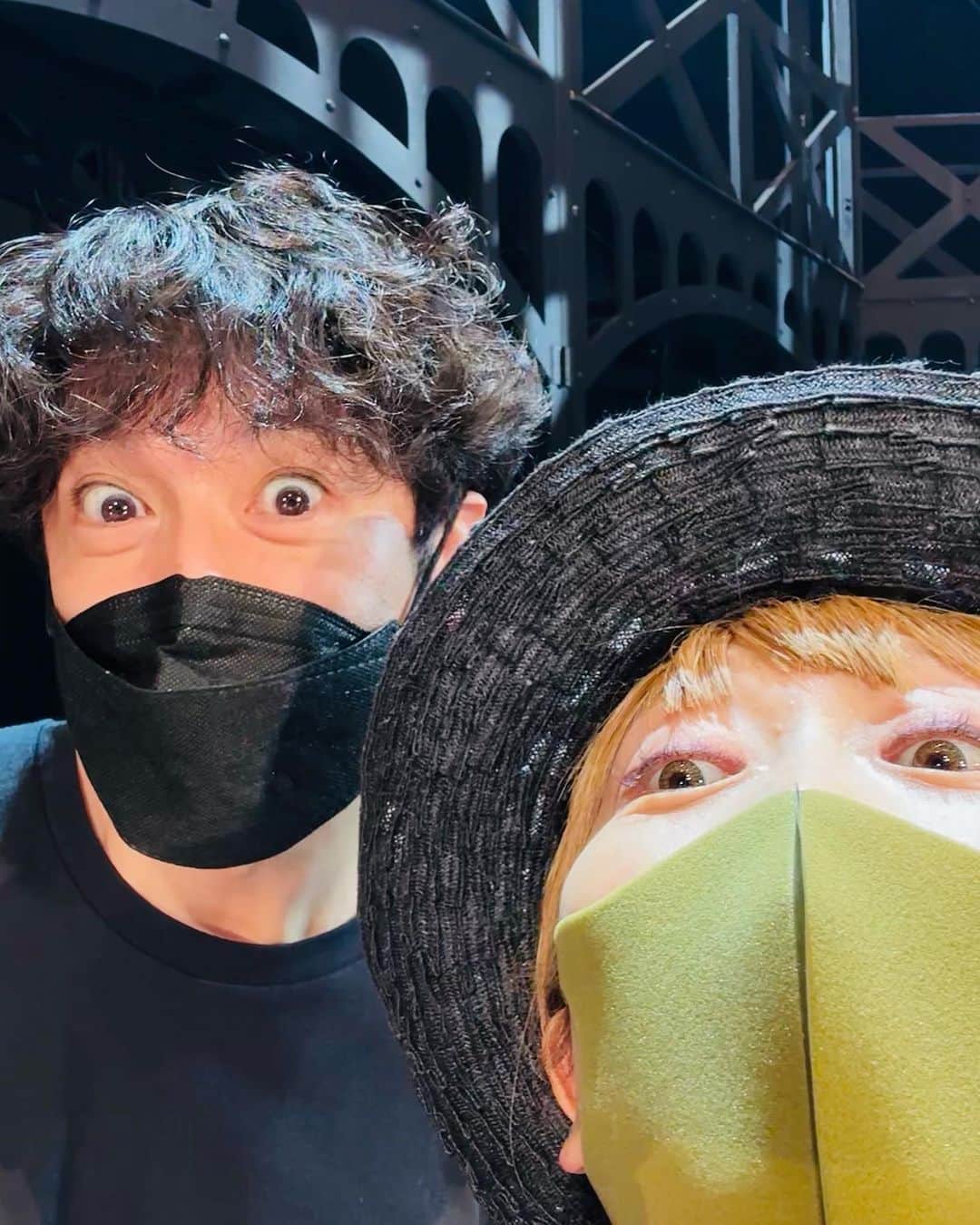 のインスタグラム：「ジキル&ハイド 2023 大千穐楽おめでとう🥳🎉㊗️  愛媛県フルーツ大使🍊同郷で同い年のかんちゃんこと #石丸幹二 🥰  #ハリーポッターと呪いの子 と並行しながらの恐ろしいスケジュールの中😱驚異的なバイタリティとパワーで最後まで素晴らしいパフォーマンスを届けて下さった事に拍手を👏👏👏😭💖  昔から仲良しのレナ蔵こと #笹本玲奈 は大人になって新しい局面を魅せてくれた😳❤️頼り甲斐があったよ❣️  蜷川さんの現場ではニアミスのカッキーこと #柿澤勇人 は挑み方にね蜷川節を感じながら、とっても魅力的な新しい世界を見せてくれた😍✨ありがとうカッキー❣️  なっちゃんこと #真彩希帆 はあーしてみたい、こーしてみたいをバンバンやって、自分にしか出来ない天然ルーシーを産み出した😆👍❤️  #dreamami ちゃんと #桜井玲香 ちゃんも全くキャラクターの違うエマを演じてくれて、とっても刺激的だった🥰  そしてアターソン役のカズさんとカズちゃん、皆んなの要素が絡み合って刺激し合って、本当に面白かった😍❤️  そして脇を固める俳優陣の手堅さ😚❣️  皆さん本当にありがとう💖 大千穐楽おめでとうございました😆❗️またお会い出来ますよう😊☘️  #ジキハイ2023 #ジキルアンドハイド」
