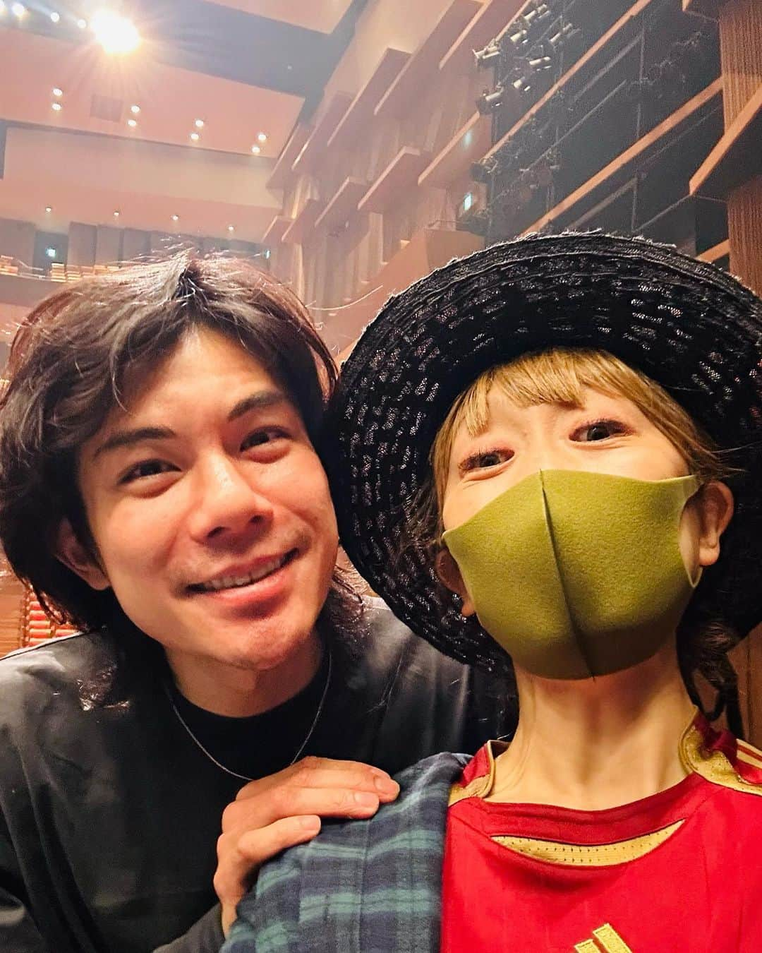 広崎うらんさんのインスタグラム写真 - (広崎うらんInstagram)「ジキル&ハイド 2023 大千穐楽おめでとう🥳🎉㊗️  愛媛県フルーツ大使🍊同郷で同い年のかんちゃんこと #石丸幹二 🥰  #ハリーポッターと呪いの子 と並行しながらの恐ろしいスケジュールの中😱驚異的なバイタリティとパワーで最後まで素晴らしいパフォーマンスを届けて下さった事に拍手を👏👏👏😭💖  昔から仲良しのレナ蔵こと #笹本玲奈 は大人になって新しい局面を魅せてくれた😳❤️頼り甲斐があったよ❣️  蜷川さんの現場ではニアミスのカッキーこと #柿澤勇人 は挑み方にね蜷川節を感じながら、とっても魅力的な新しい世界を見せてくれた😍✨ありがとうカッキー❣️  なっちゃんこと #真彩希帆 はあーしてみたい、こーしてみたいをバンバンやって、自分にしか出来ない天然ルーシーを産み出した😆👍❤️  #dreamami ちゃんと #桜井玲香 ちゃんも全くキャラクターの違うエマを演じてくれて、とっても刺激的だった🥰  そしてアターソン役のカズさんとカズちゃん、皆んなの要素が絡み合って刺激し合って、本当に面白かった😍❤️  そして脇を固める俳優陣の手堅さ😚❣️  皆さん本当にありがとう💖 大千穐楽おめでとうございました😆❗️またお会い出来ますよう😊☘️  #ジキハイ2023 #ジキルアンドハイド」4月23日 11時13分 - uranhirosaki