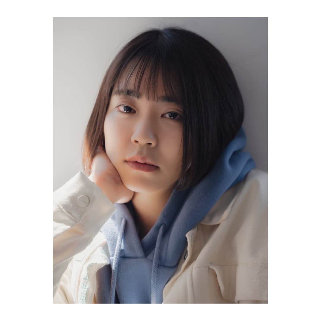 伴優香のインスタグラム：「🫶🏻🫶🏻🫶🏻  今日から二日間ファスティングに挑戦します🌷  一回体の中リセットだ✌️  決意表明しないと心折れるかもなので ここに宣言させてもらいました🤣🤣笑  頑張るぞおおおおお！  ✂︎  最近バタバタで作品撮り出来てないので 過去picいっぱい載させてください🥹💕  photographer : @thu_pistachio  hair & make : @maki_hairmake_   #作品撮り #作品撮りモデル  #portrait #photography #photo #pic #ポートレート #被写体 #被写体になります  #ファインダー越しの私の世界 #東京写真部 #tokyo  #여배우 #演员 #肖像 #黒髪ボブ #黒髪ショート #黒髪 #インナーカラー #金髪 #ファスティング」