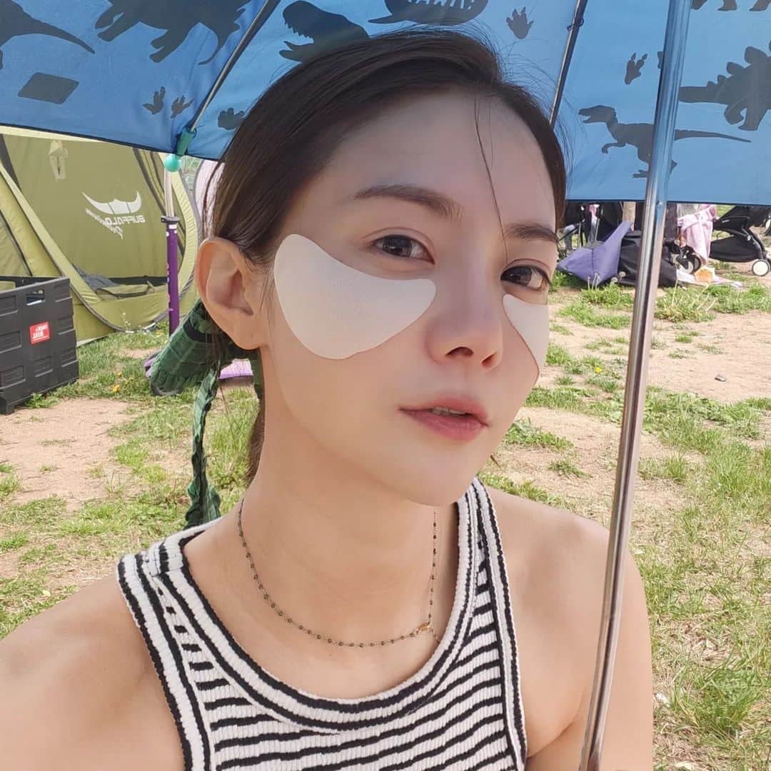 ユ・ハナのインスタグラム：「태양을 피하고 싶었어 🌞 . . 오늘은 선글라스랑 텐트도 챙긴다내가」