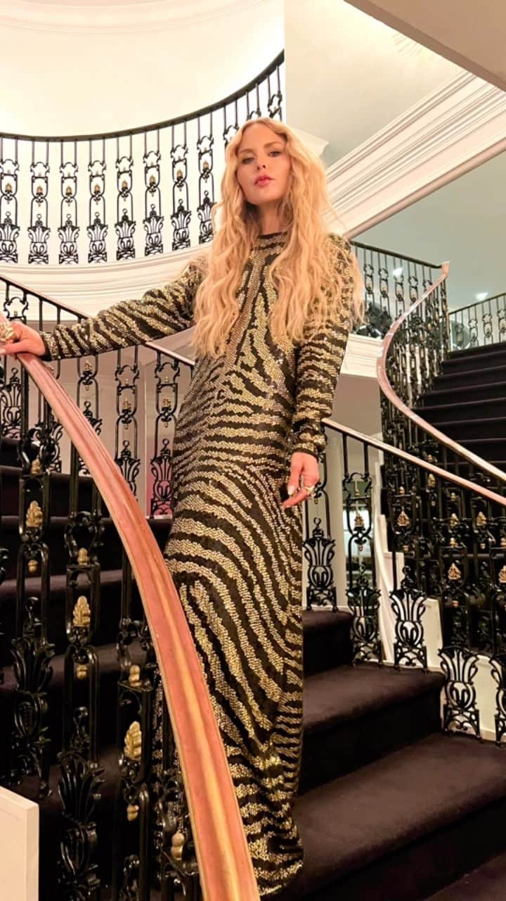 レイチェル・ゾーのインスタグラム：「Dress code called for sheer and shiny ✨ to celebrate my favorite birthday trio @jenmeyerjewelry @katehudson @derekblasberg and what a night it was. Happy Birthday beautiful friends #ariesseason #taurusseason 🎂💃🪩🥂 dress: 🐅 Vintage #Halston」
