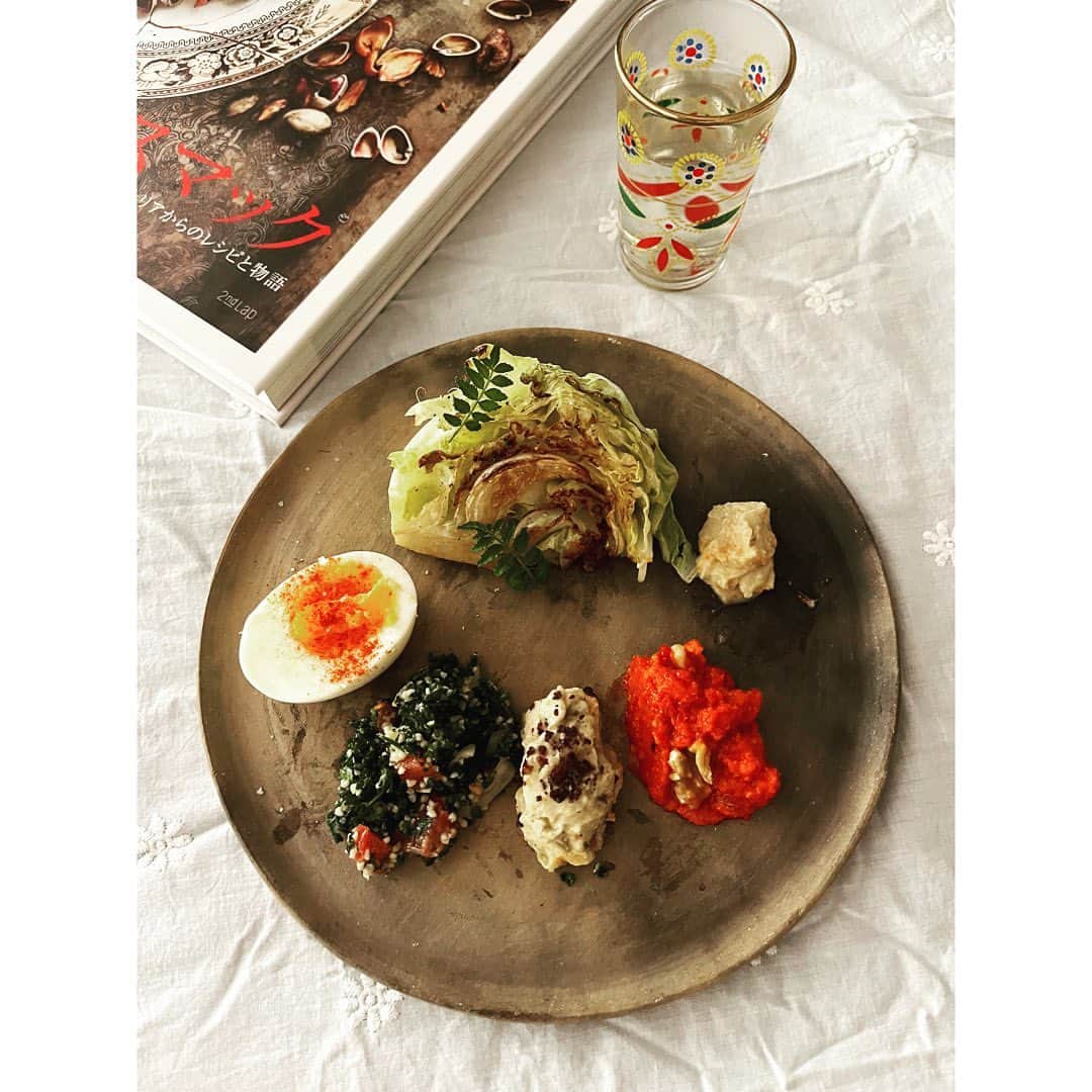 journaleatripのインスタグラム：「spice  本日は"スマック"本出版記念してのシリア料理のスパイスイベント  朝から気分あげる。 春キャベツのローストに山椒と山椒オイルが美味しく日本のスパイスも素晴らしや🌿と頷く。」