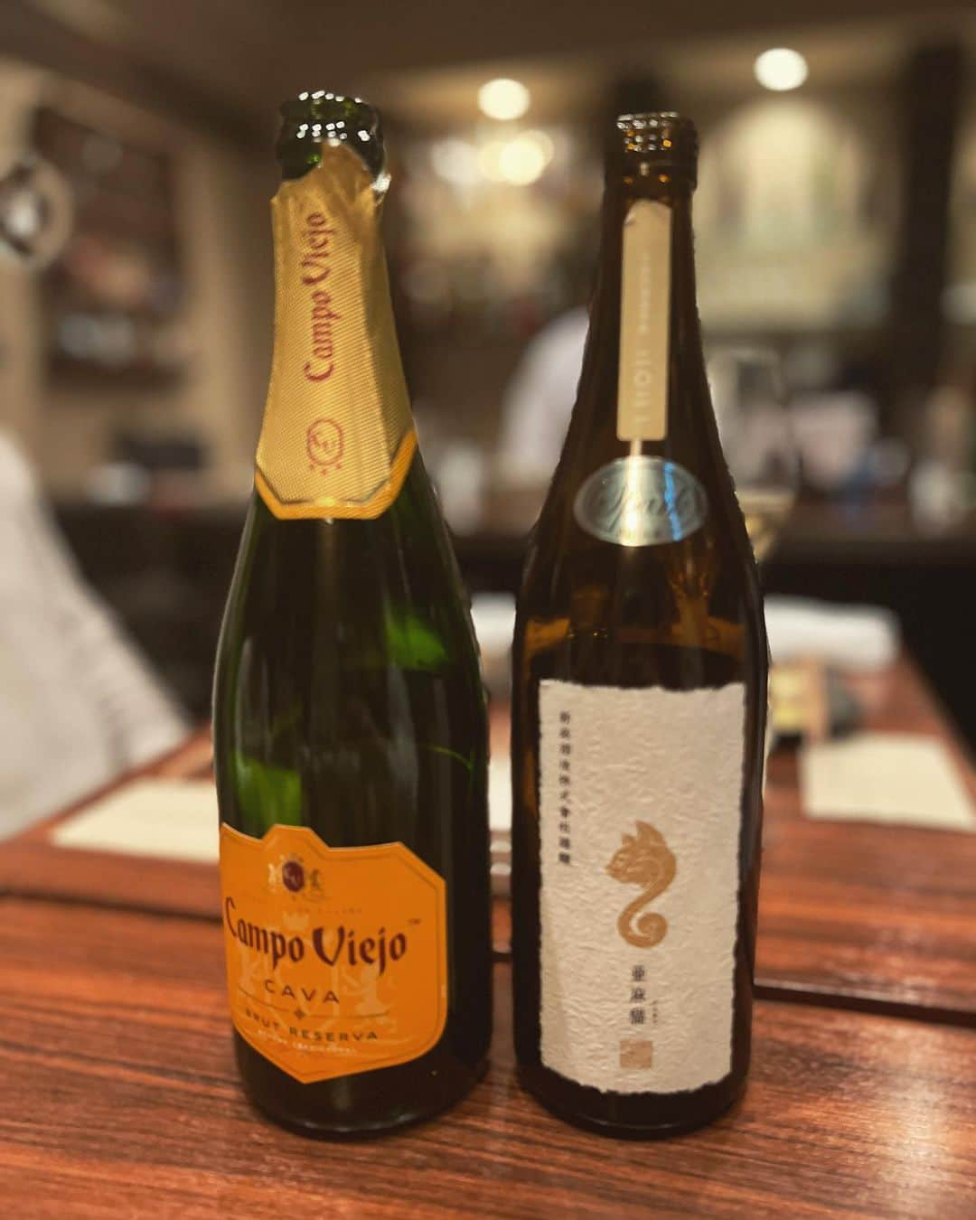 森絵里香のインスタグラム：「. 昨夜は "ワインのよう"と評価される日本酒と、 ワイン・スパークリングを実際に飲み比べてみるという 楽しい会にお邪魔してきました  スタートはCAVAはCampo Viejoと、 日本酒は亜麻猫 スパークリング  みんな大好き新政スタートに、出だしからプチ盛り上がり  そこから醸し人九平次・菱湖JUICE・ 残草蓬莱おにごり生原酒おりんごください(名前がかわいい🍎)と 甘みのある私好みの日本酒が続き、 ワインも沢山出るので早々に気持ち良くなってしまいました。笑  皆さん初めましての方達だったけれど 『酒好き』という共通点があるからすぐに打ち解けて、 ホント楽しくて美味しい夜でした  @kurobenotonari 美味しいお酒とお料理をありがとうございました✨  @ginza_kurobe 勉強になりました🙏  来月も楽しみだわ♡  . #日本酒会#ワインの様な日本酒 #飲み比べ#毎日お酒が美味しい」